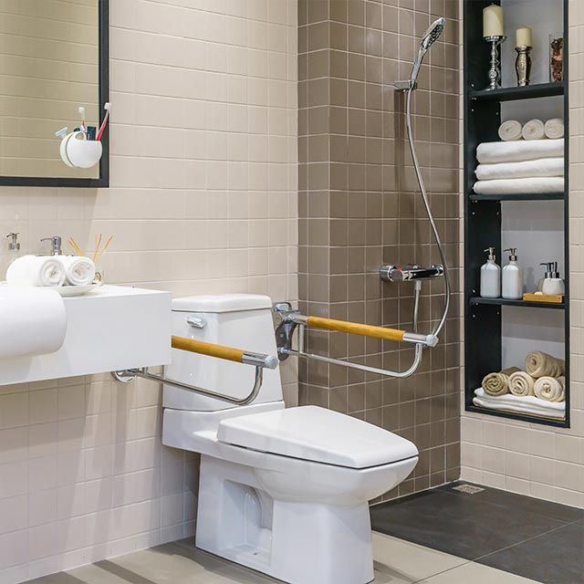 Salle de bains moderne adaptée aux personnes à mobilité réduite