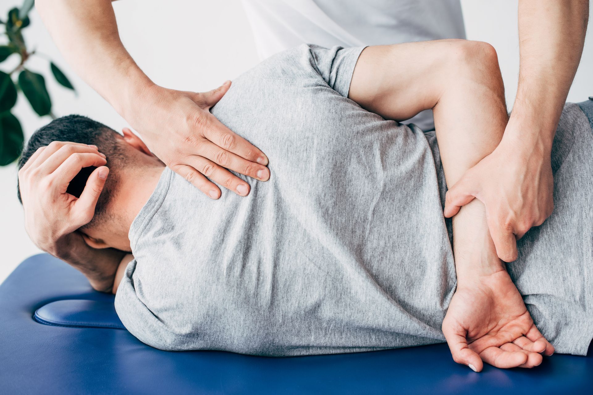 Séance d'ostéopathie pour un homme