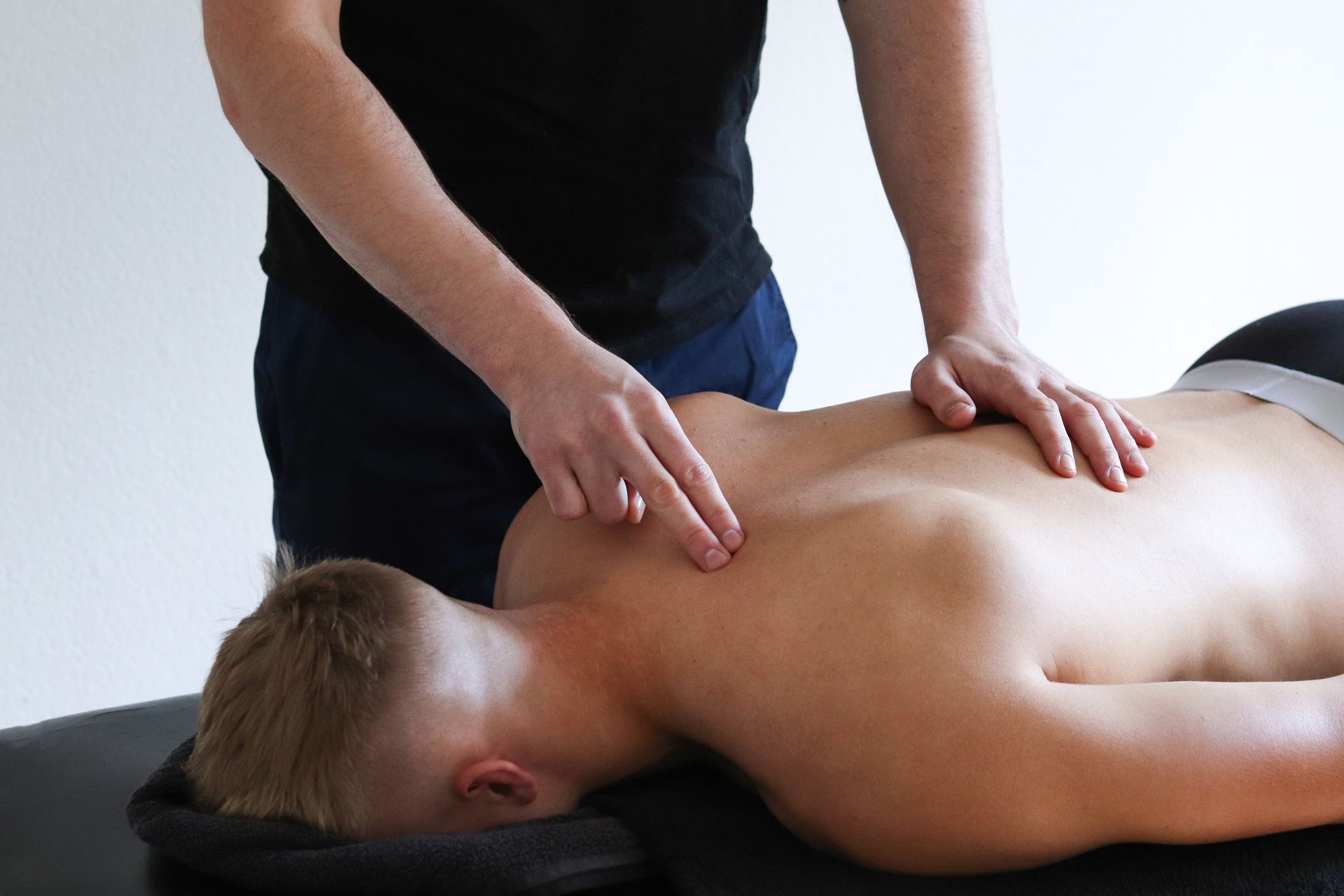 Stimulation d'un point dorsal par l'ostéopathe