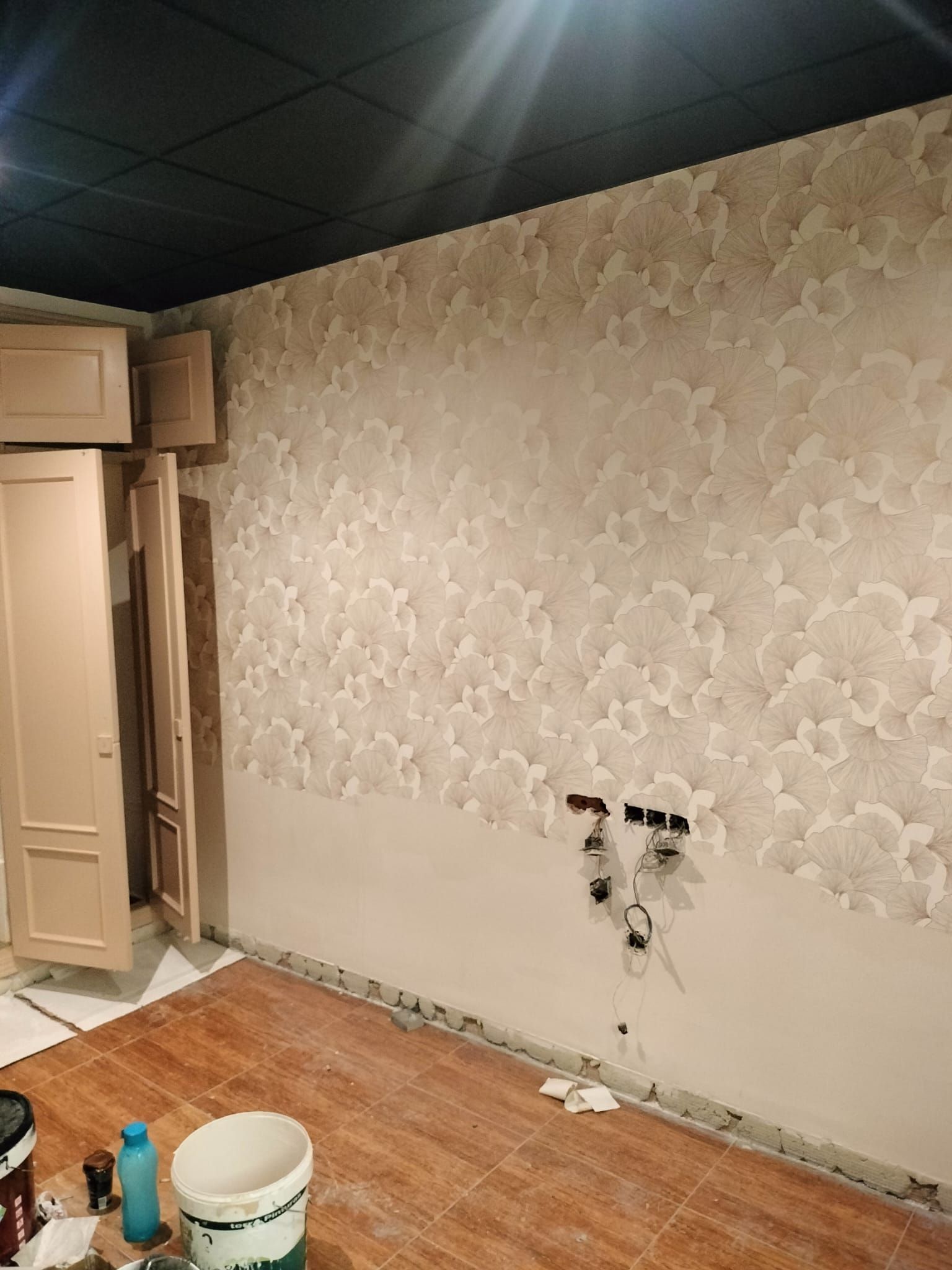 Habitación parcialmente reformada con papel pintado floral