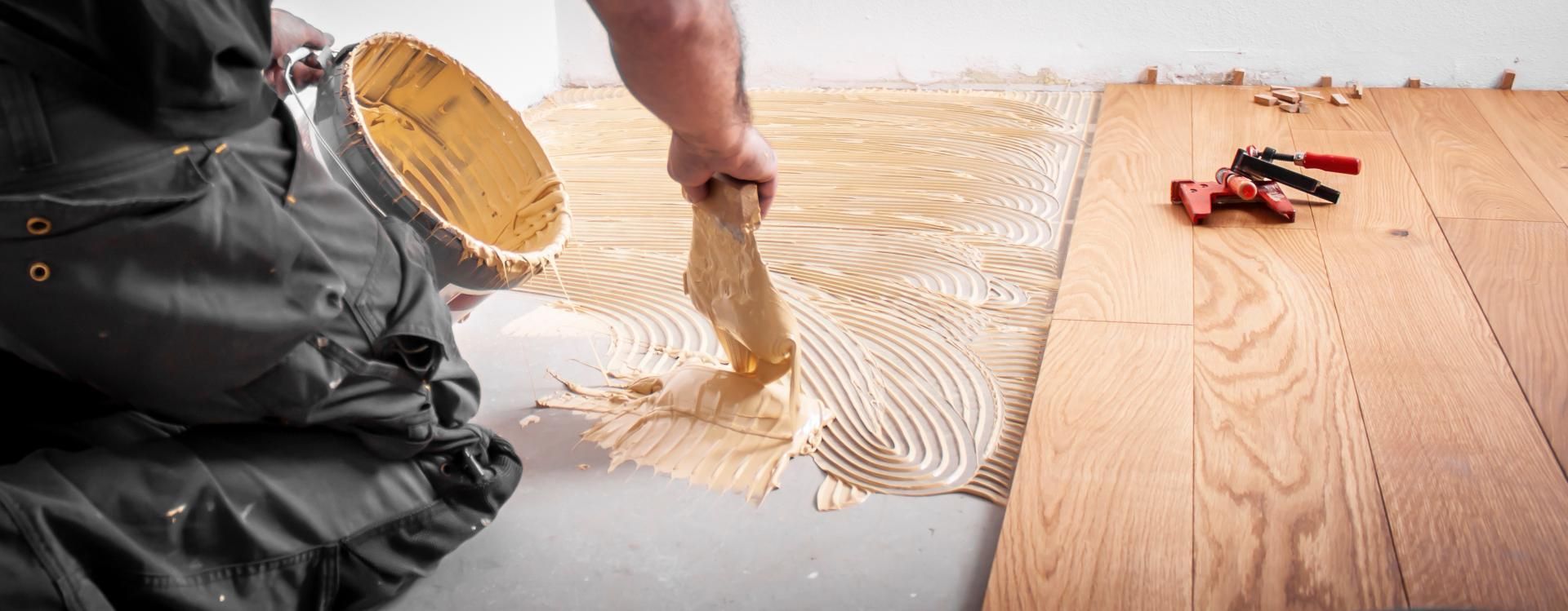 Bodenverlegung Leim auftragen