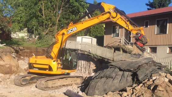 Kaivinkone pihamaalla