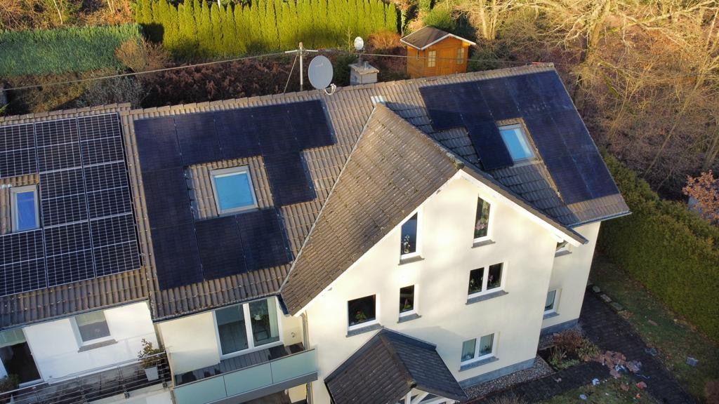 Projekt | Photovoltaikanlagen auf Dach eines Mehrfamilienhauses