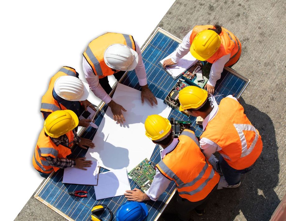 Eine Gruppe von Bauarbeitern arbeitet an einem Solarpanel