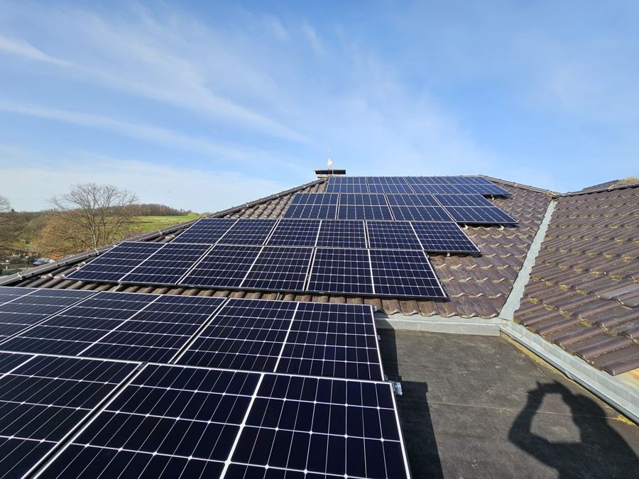 Auf dem Dach eines Hauses befinden sich viele Solarmodule.
