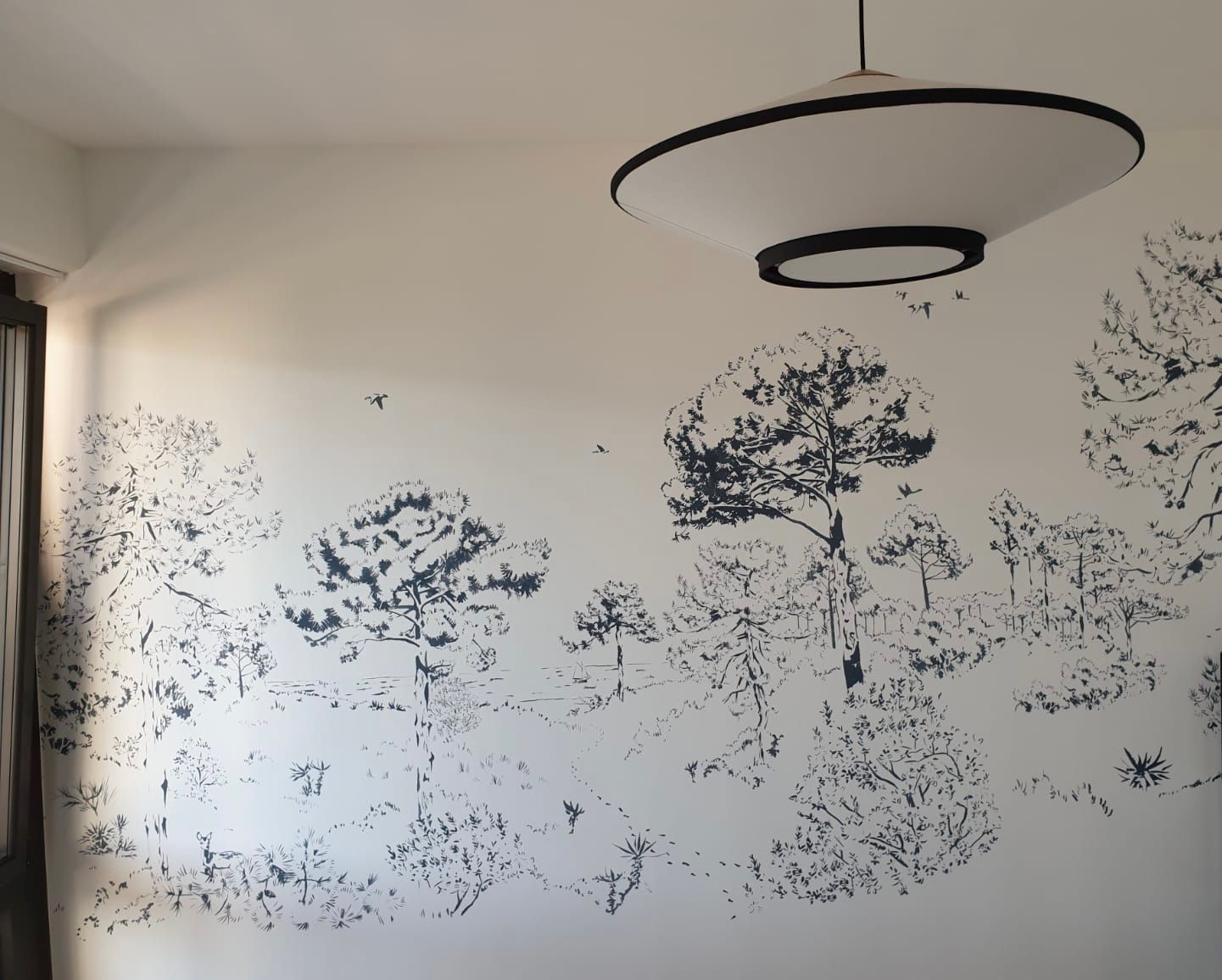 Papier peint d'une forêt en noir et blanc