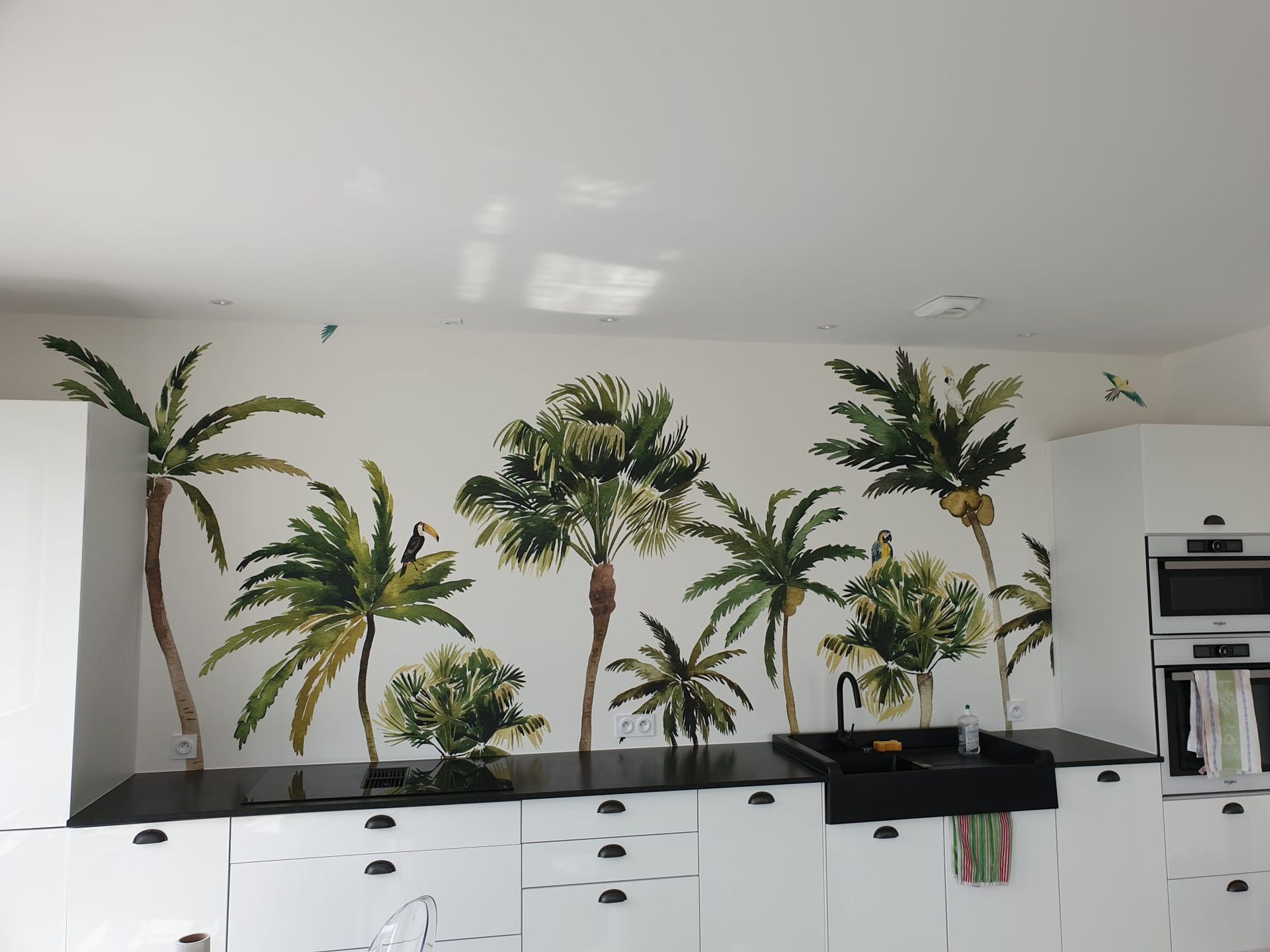 Papier peint de palmiers sur fond blanc dans une cuisine