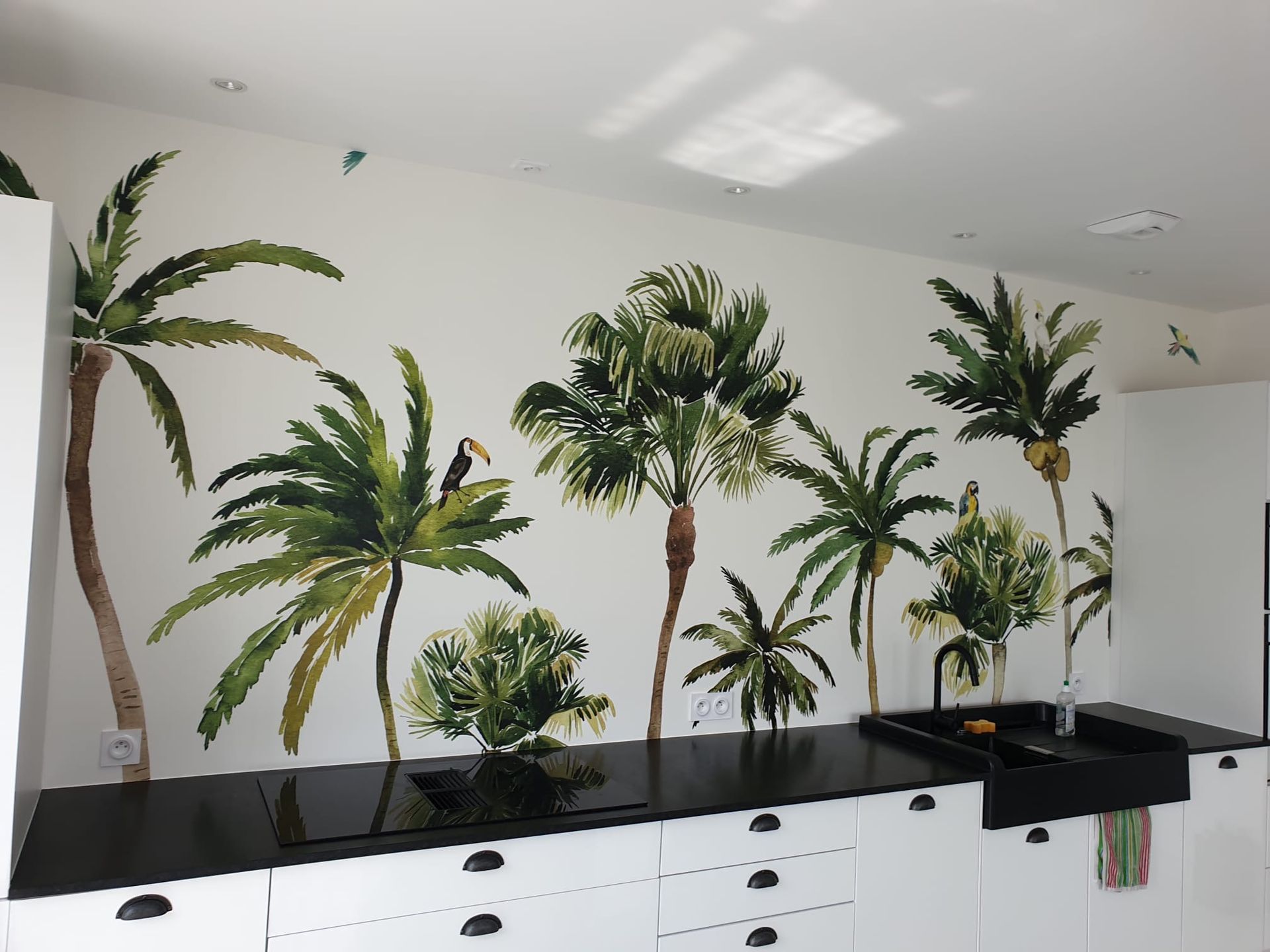 Papier peint de palmiers dans une cuisine
