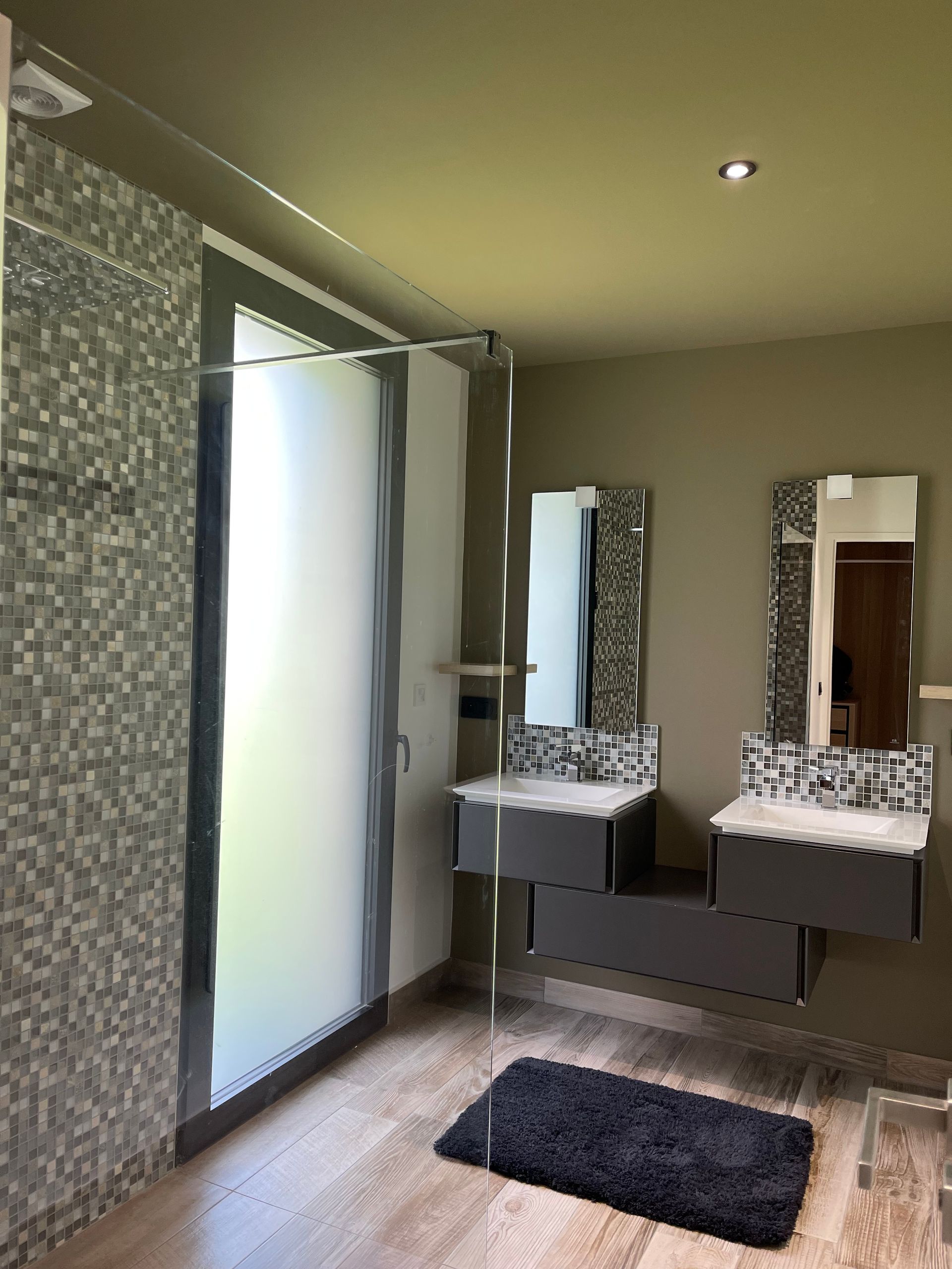 Décoration d'une salle de bains avec deux miroirs et deux vasques