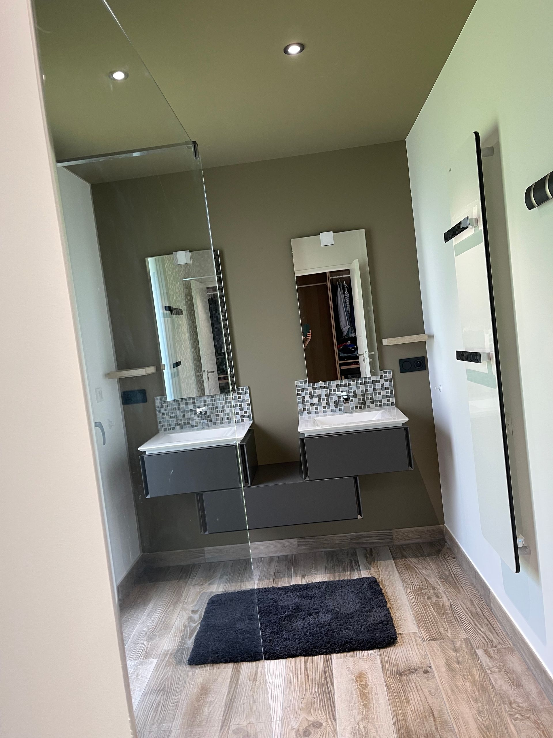 Rénovation d'une salle de bains avec un parquet et deux miroirs