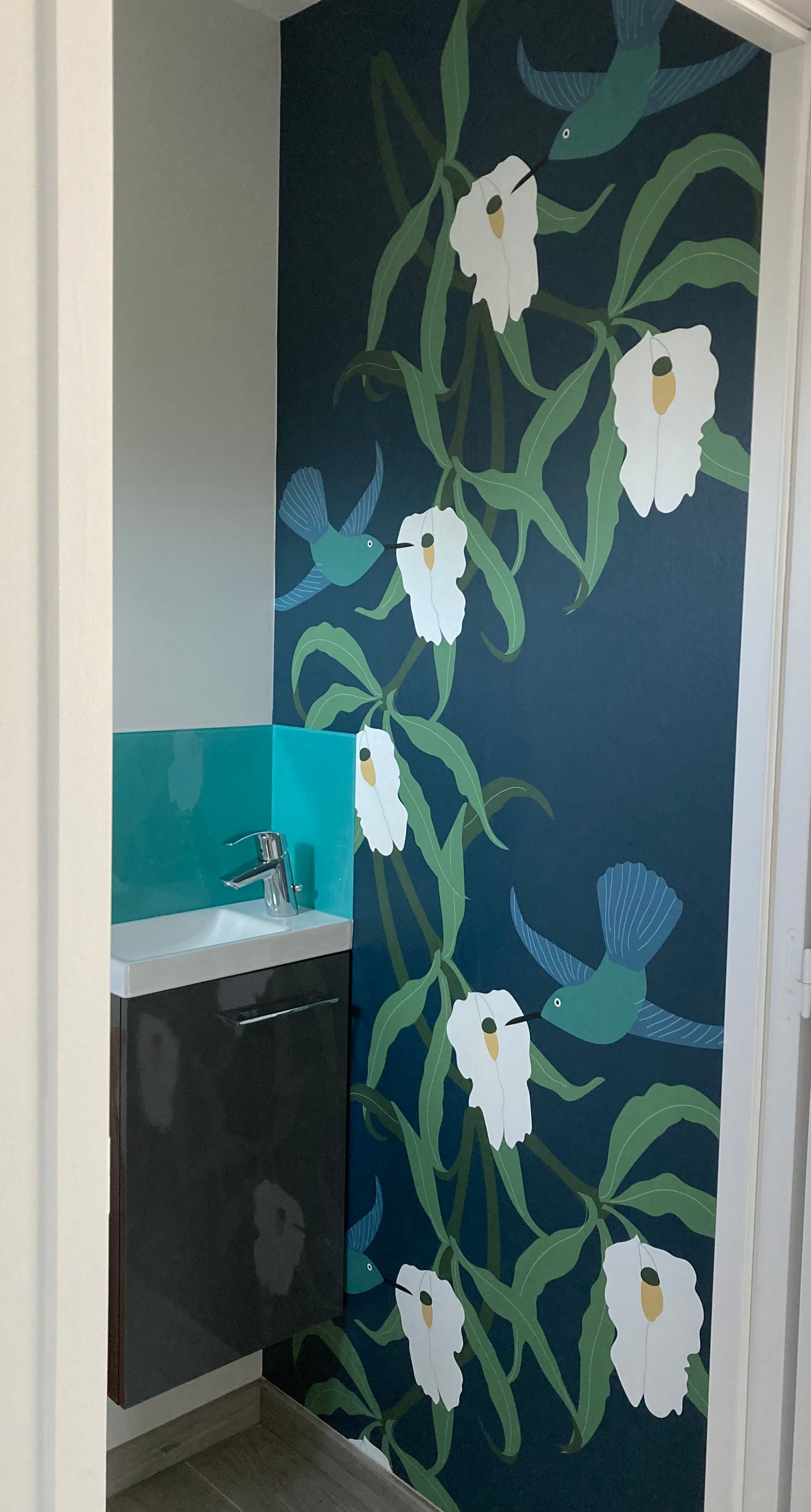 Papier peint de fleurs dans une salle de bains