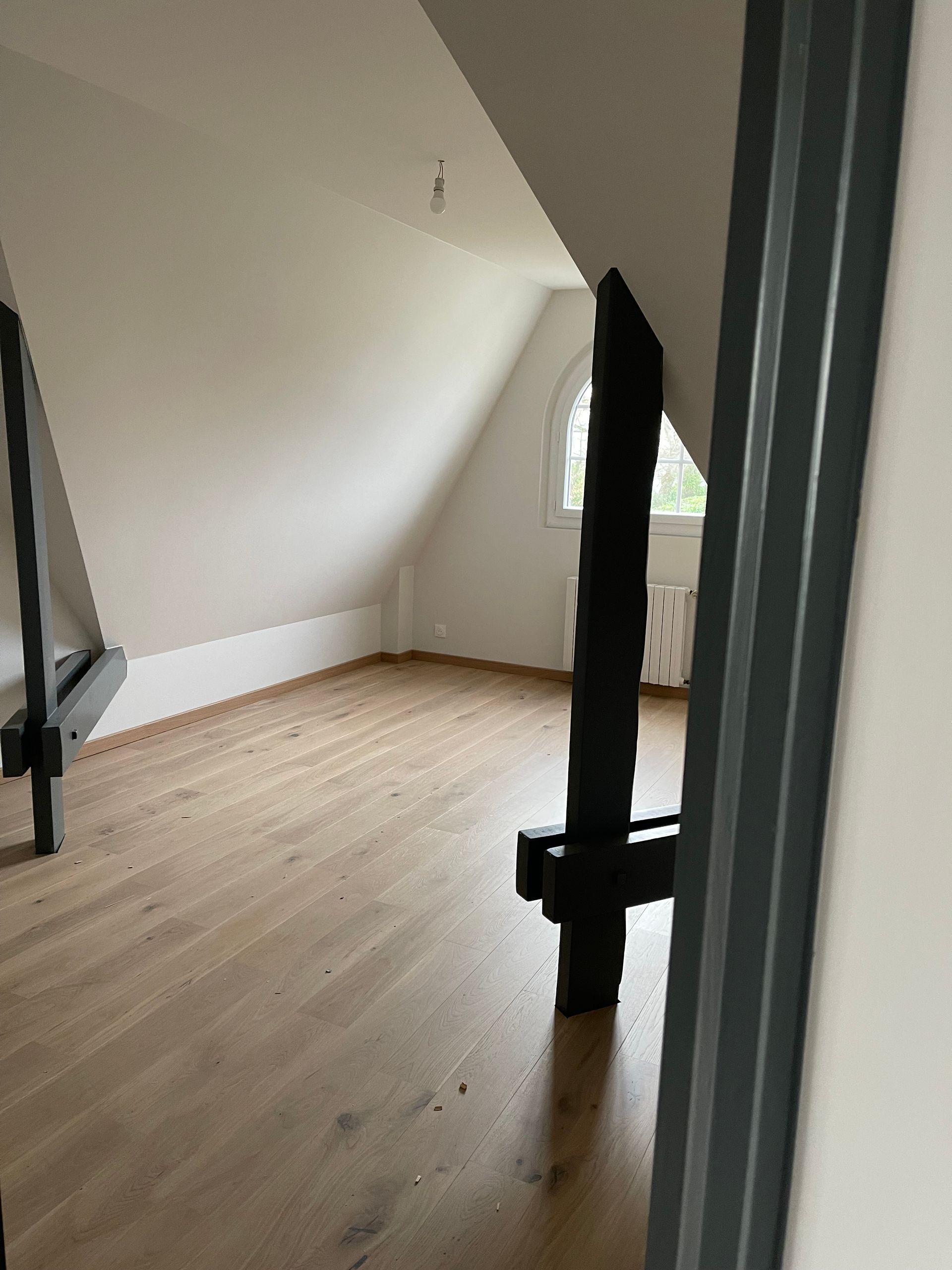 Revêtement de sol en parquet dans une pièce vide