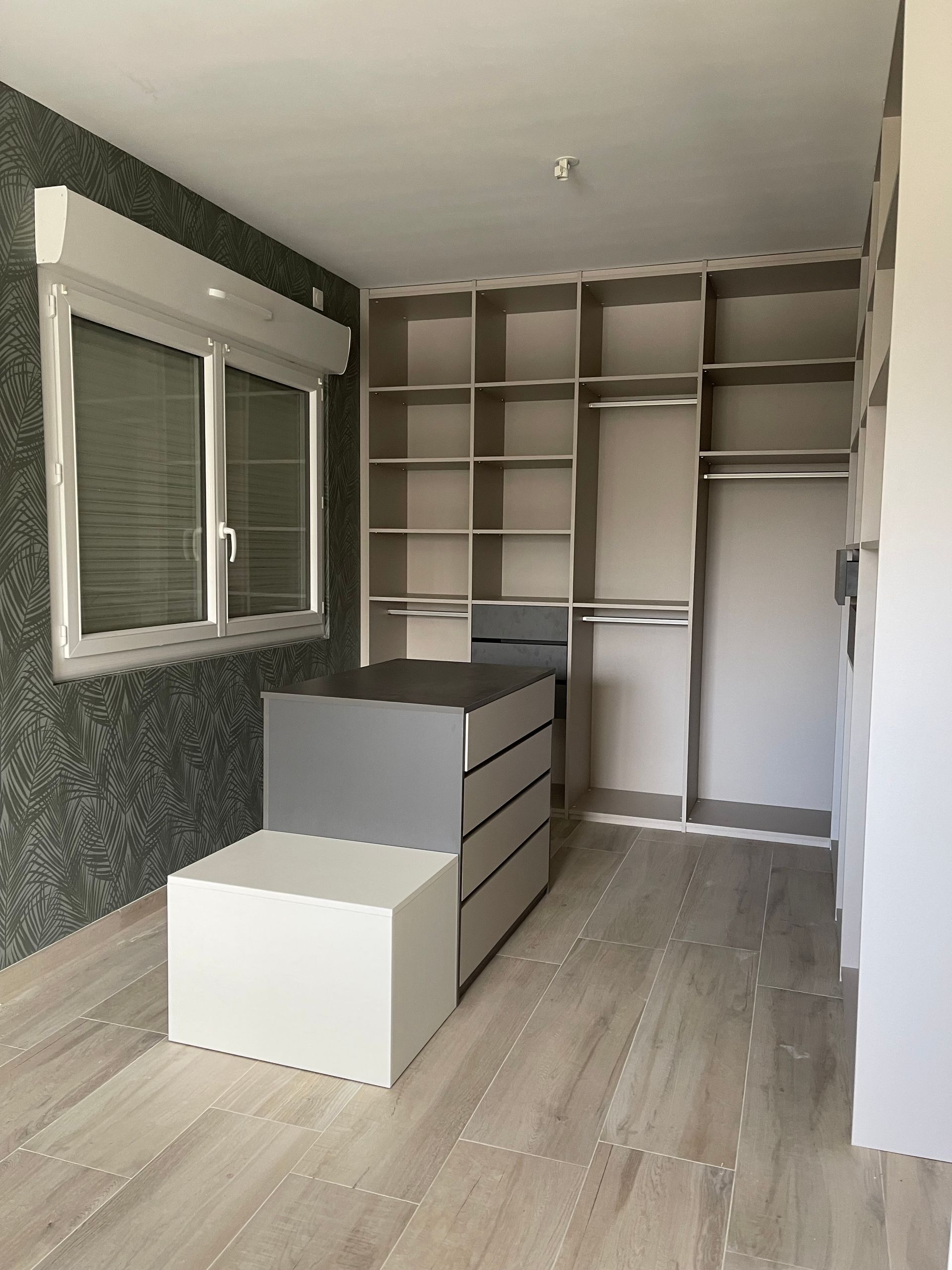 Décoration d'une pièce avec du papier peint et un dressing vide