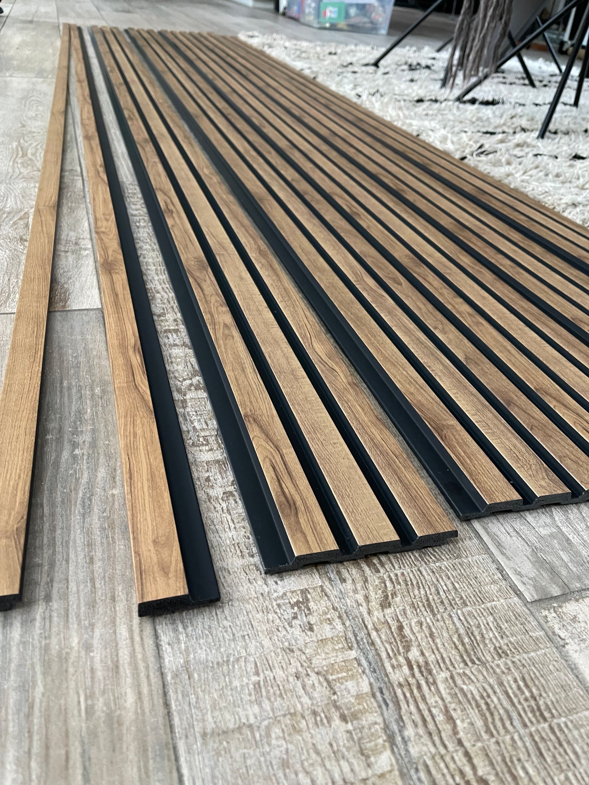 Planches de Panelio posées sur le sol