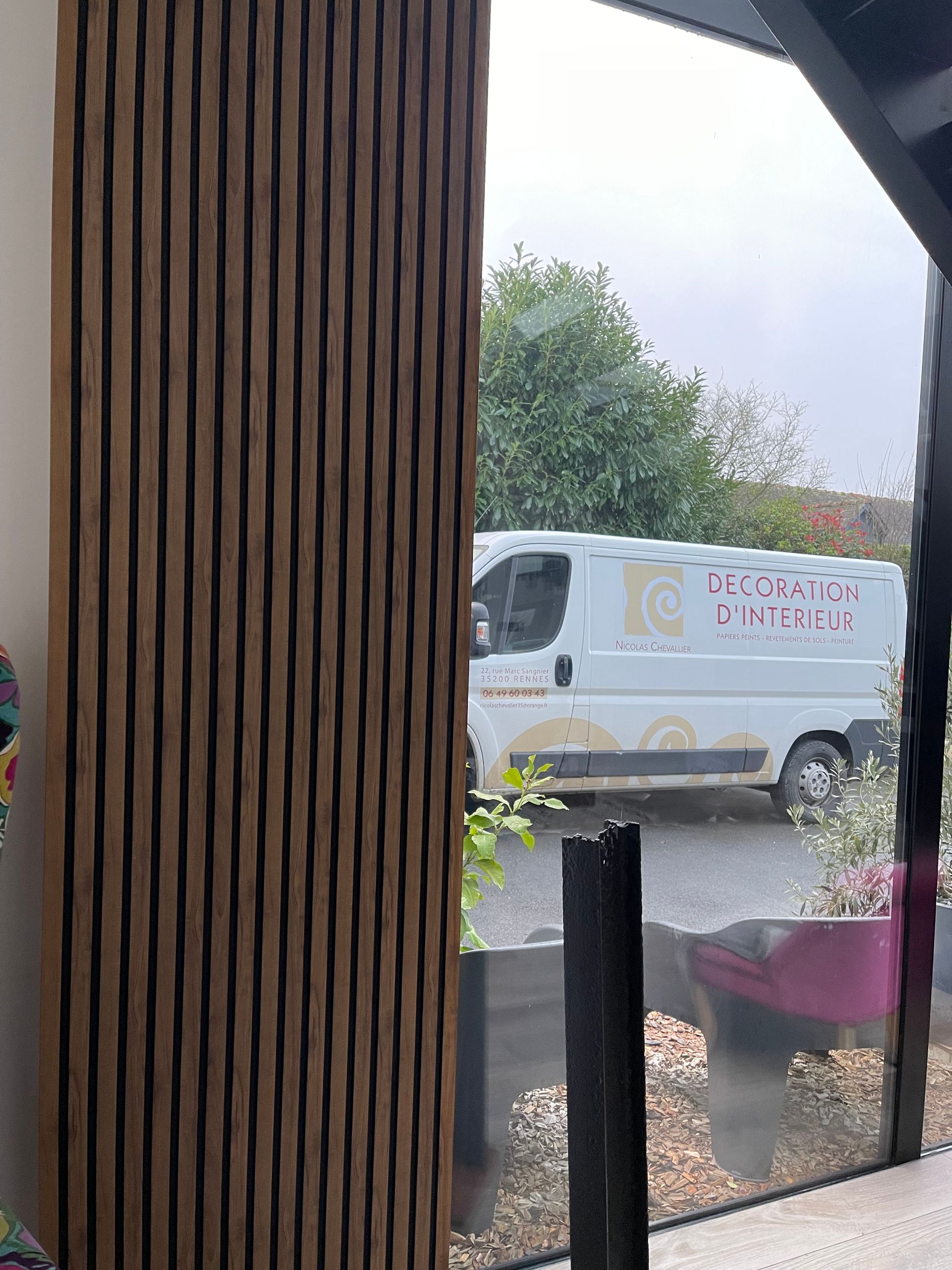 Panelio à côté d'une baie vitrée