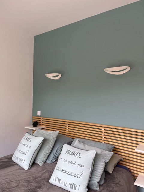 Peinture d'une chambre avec une tête de lit en Panelio