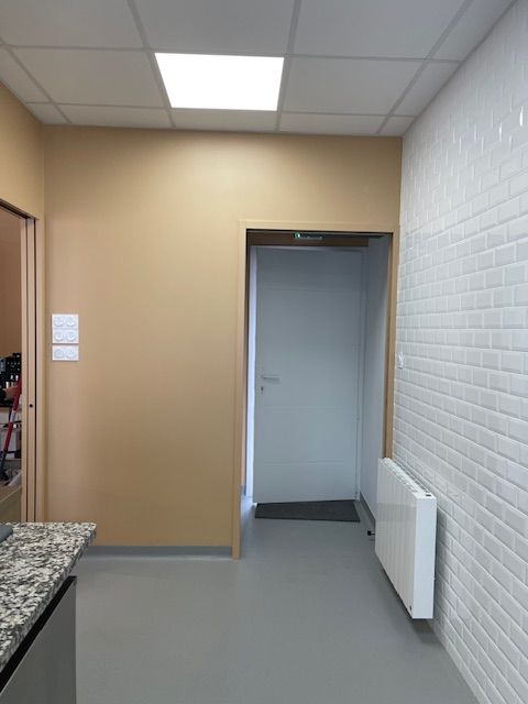 Peinture d'un mur couleur marron beige