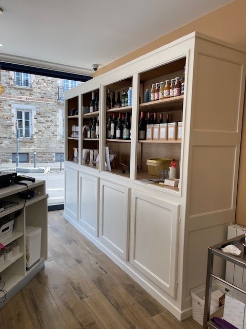 Décoration d'une boutique avec une présentoir peint en blanc