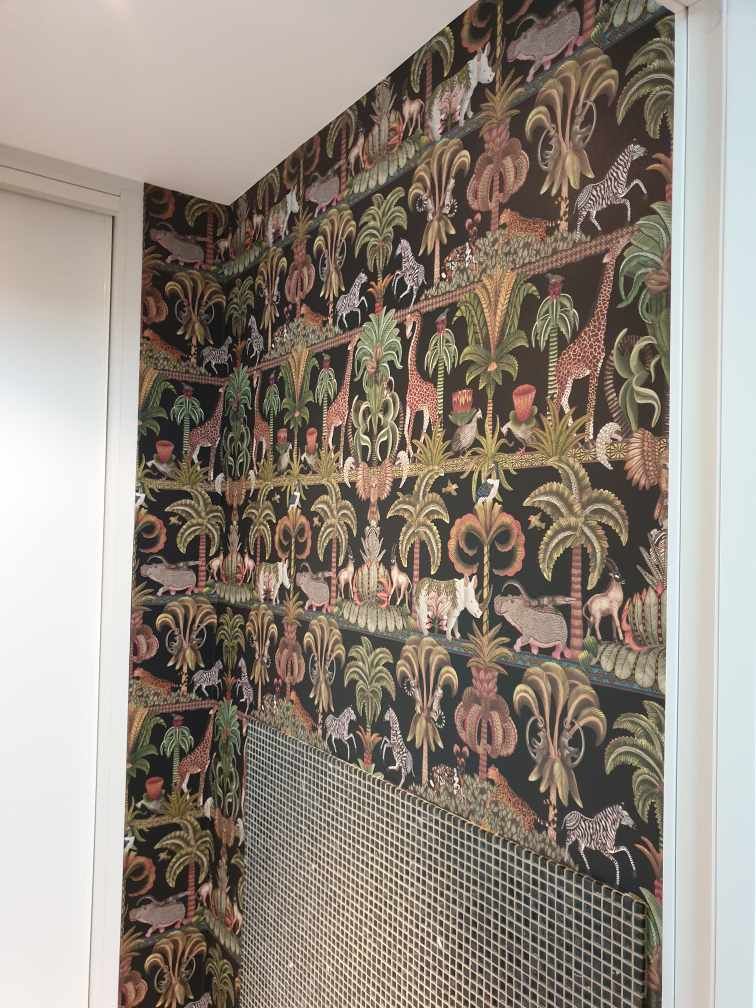 Papier peint avec des animaux de la savane et des arbres