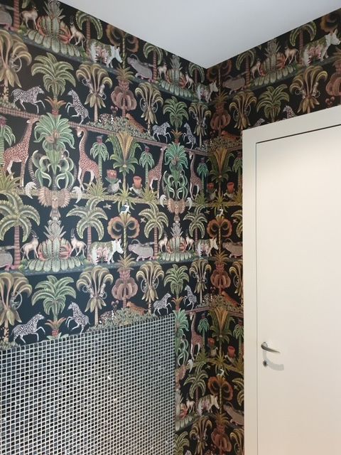 Papier peint exotique avec des animaux de la savane et des arbres