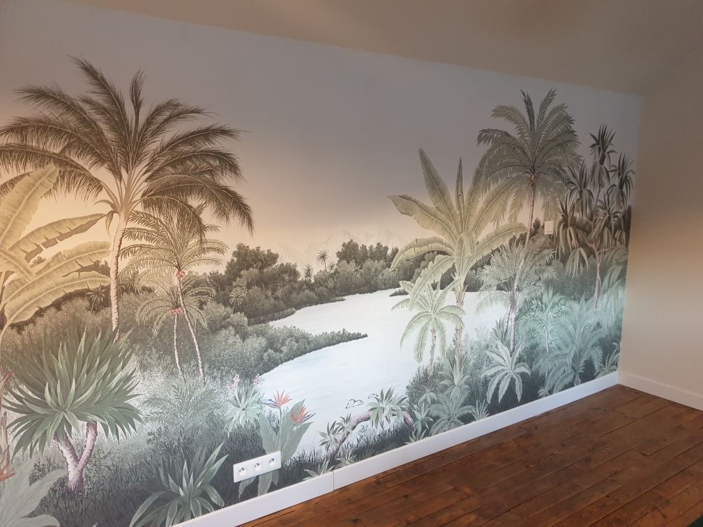 Papier peint d'une jungle avec une rivière au centre