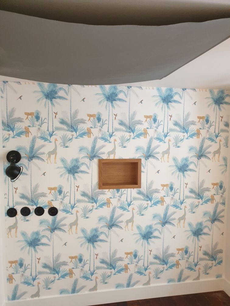 Papier peint biosourcé représentant des animaux de la jungle sur des tons bleus et doré