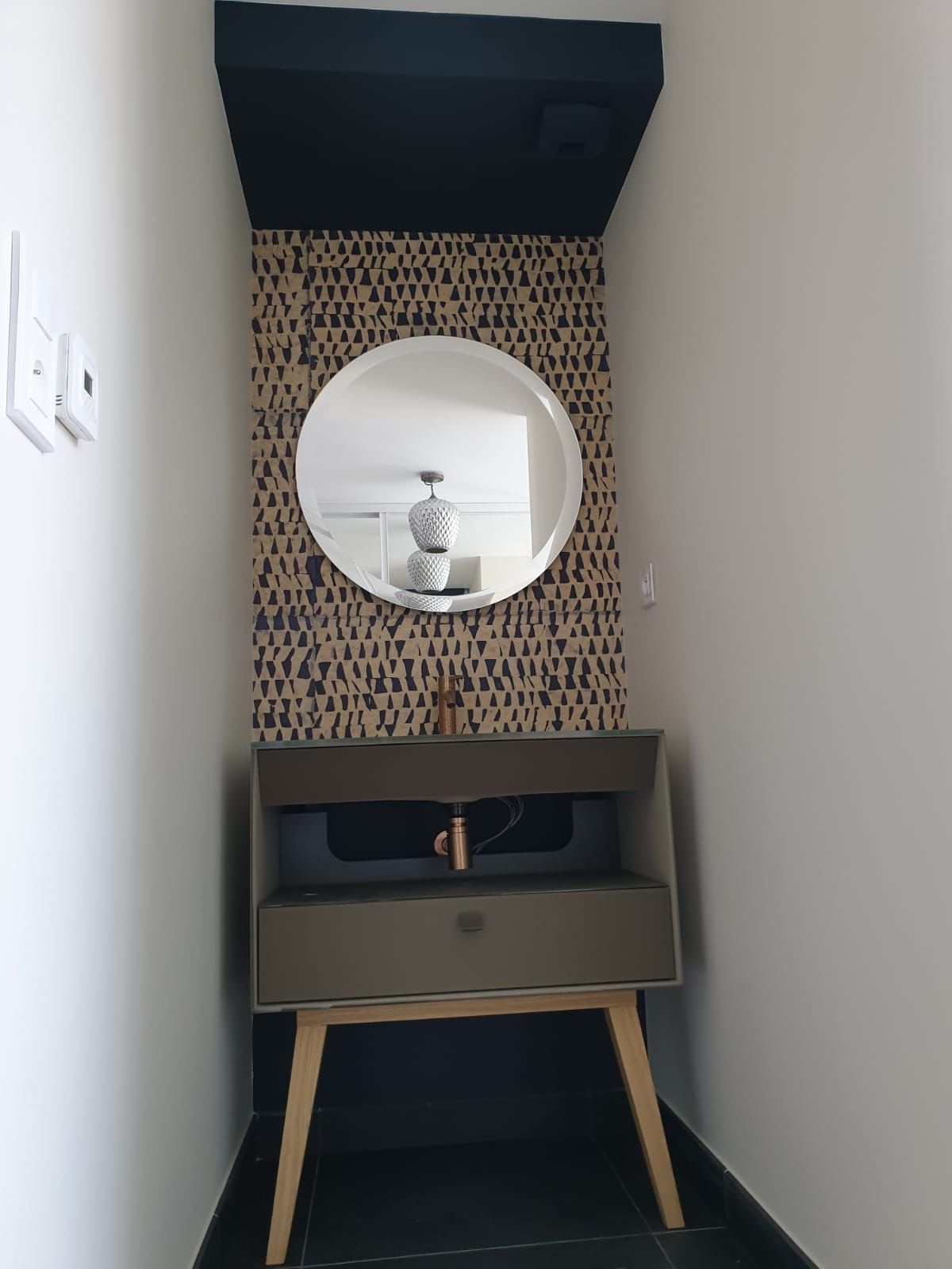 Décoration d'un petit espace avec un robinet et un miroir