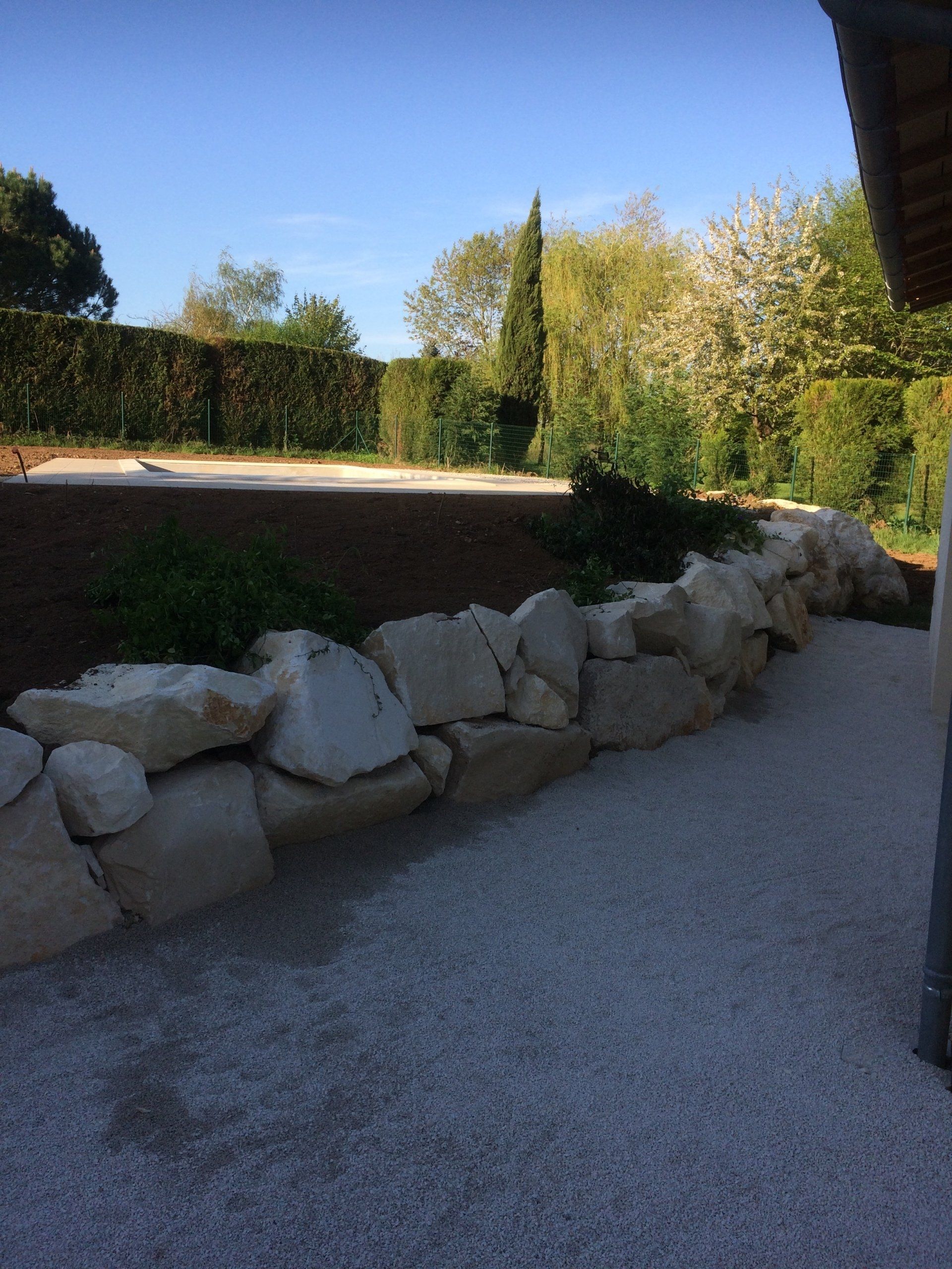 Allée avec délimitation en pierre naturelle