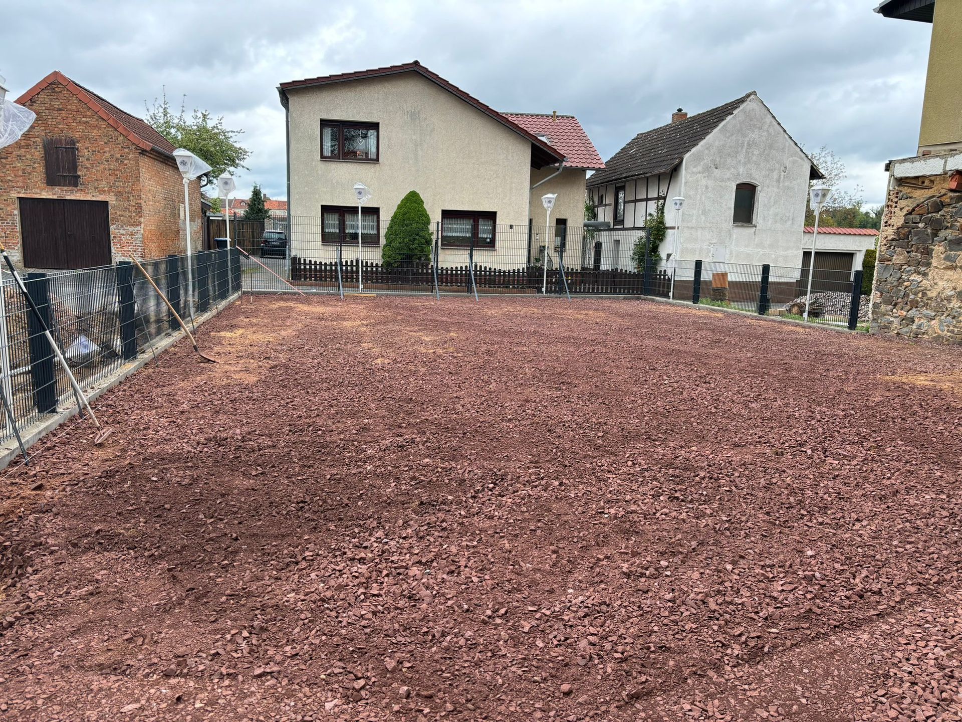 Referenzbild: Vor einem Haus liegt ein großer Kieshaufen.