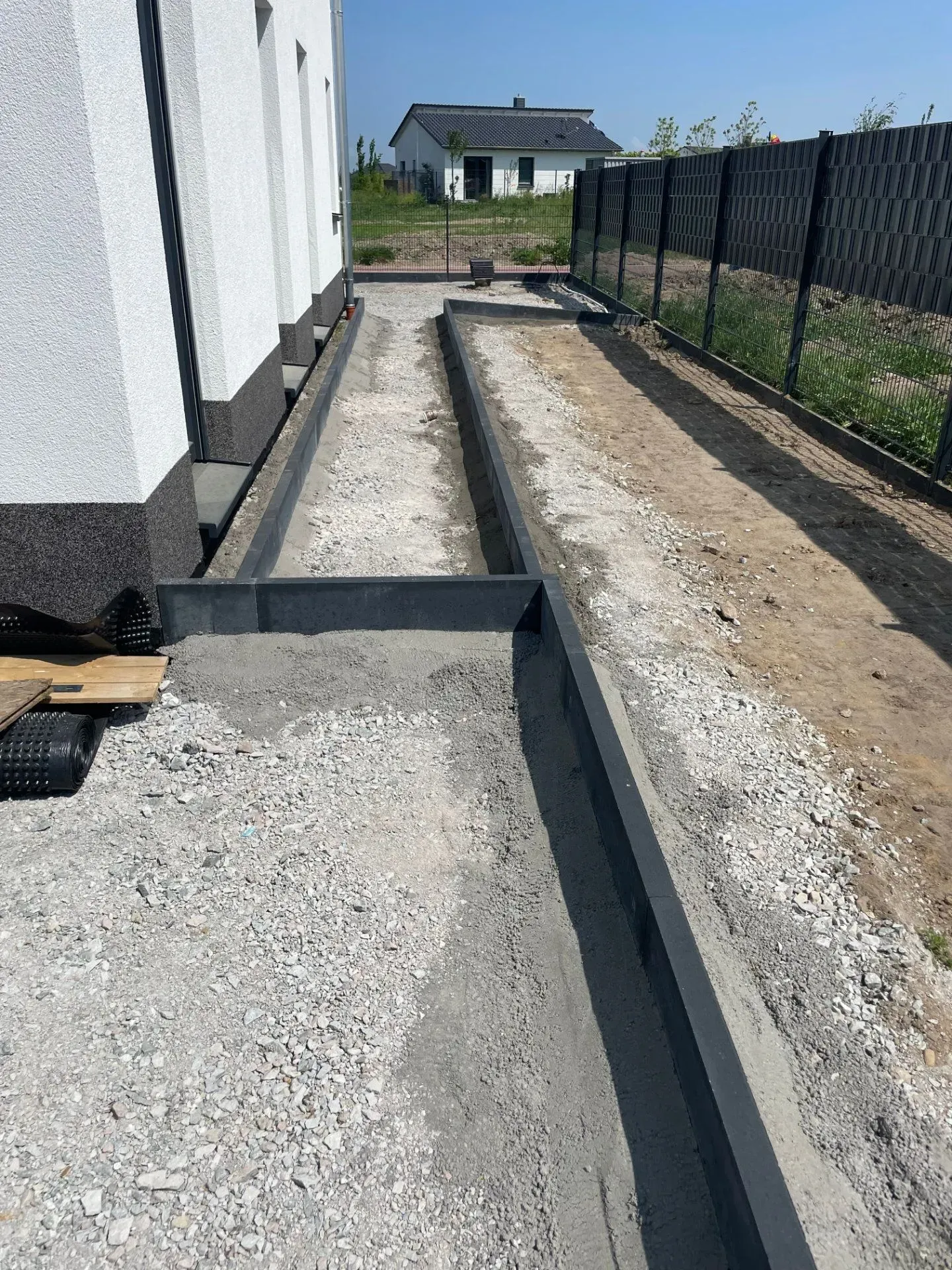 Referenzbild: Terrassenunterbau Konstruktion mit Abgrenzung zu Beeten