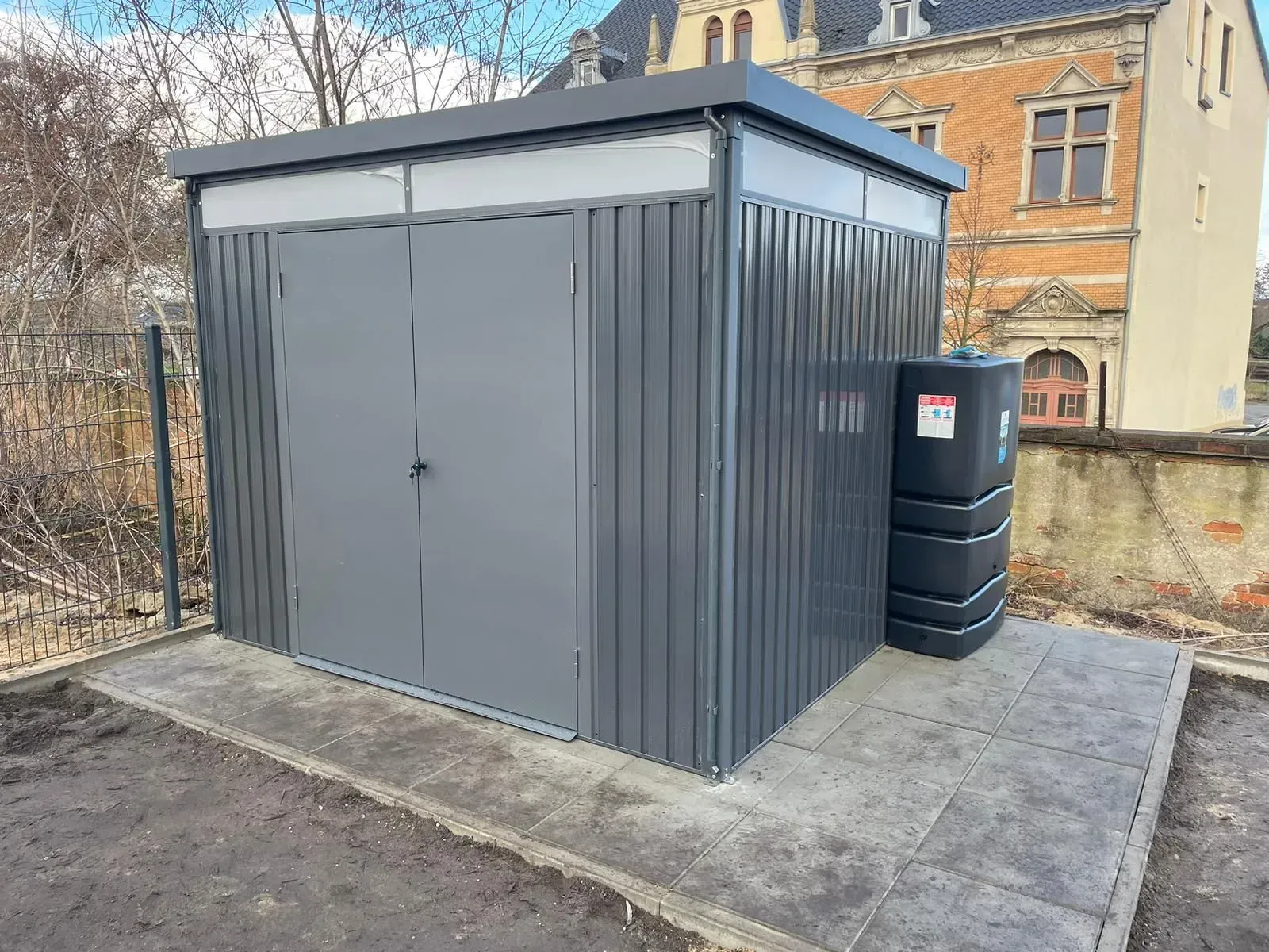 Referenzbild: Kleines Fahrradhaus oder Mülltonnenhaus aus Metall