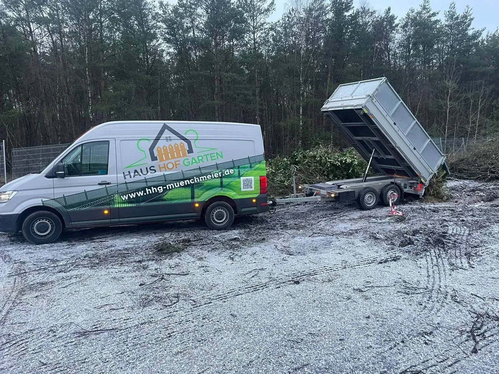 Referenzbild: Firmenwagen von Haus Hof Garten mit Anhänger