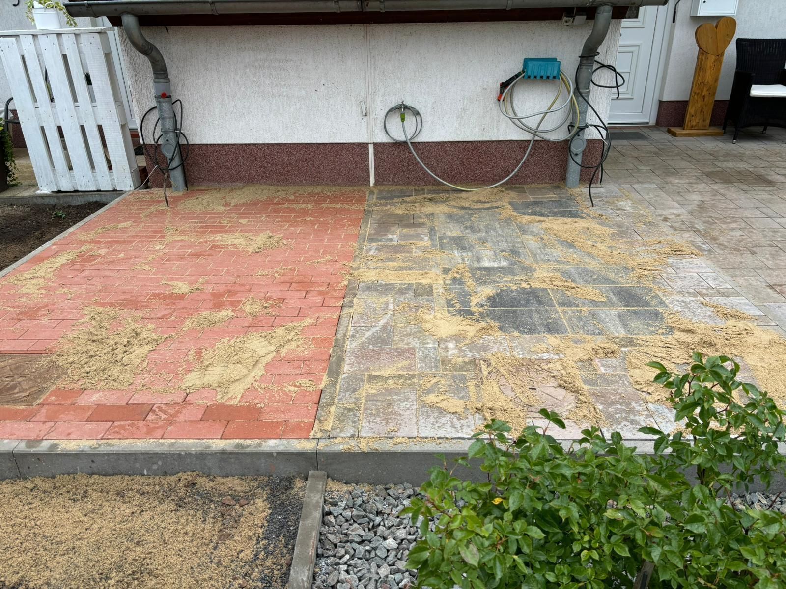 Referenzbild: Vor einem Haus wird ein Ziegelweg gebaut.