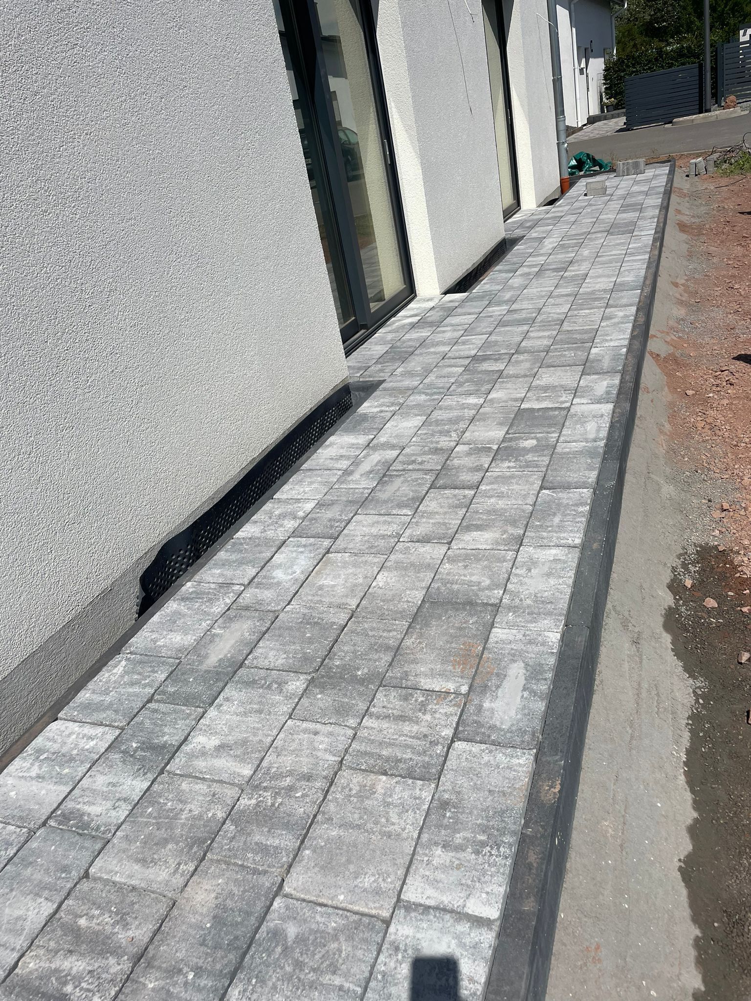 Referenzbild: Vor einem Gebäude wird ein Gehweg gebaut.