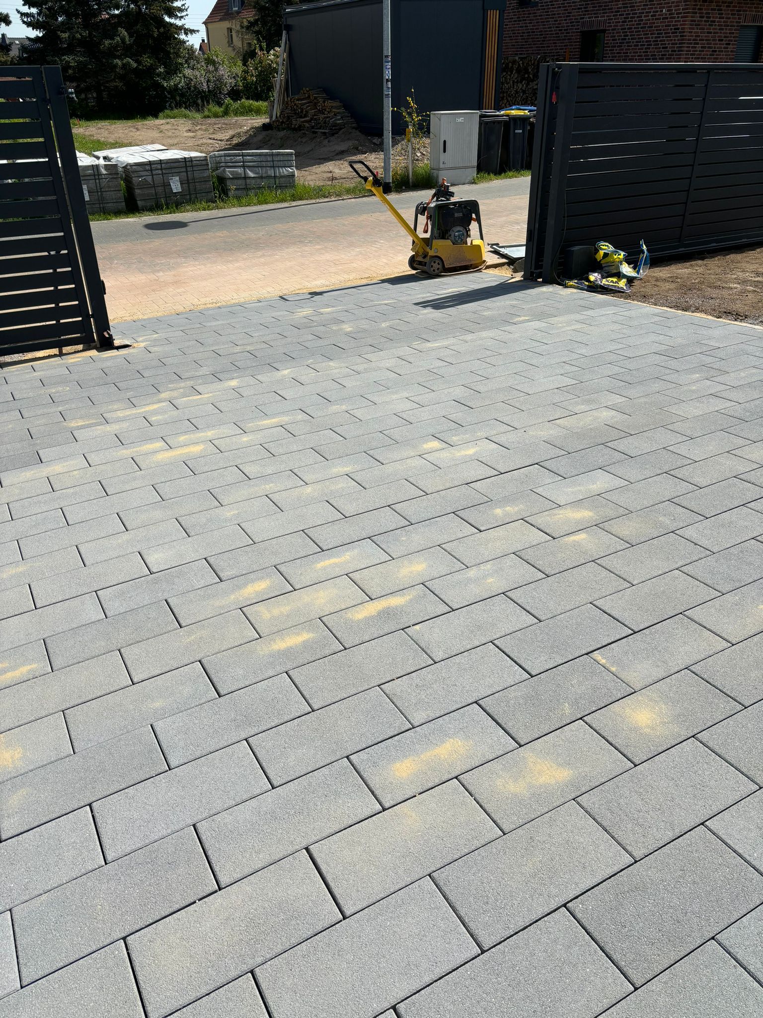 Referenzbild: Auf einer gepflasterten Auffahrt steht eine Maschine.