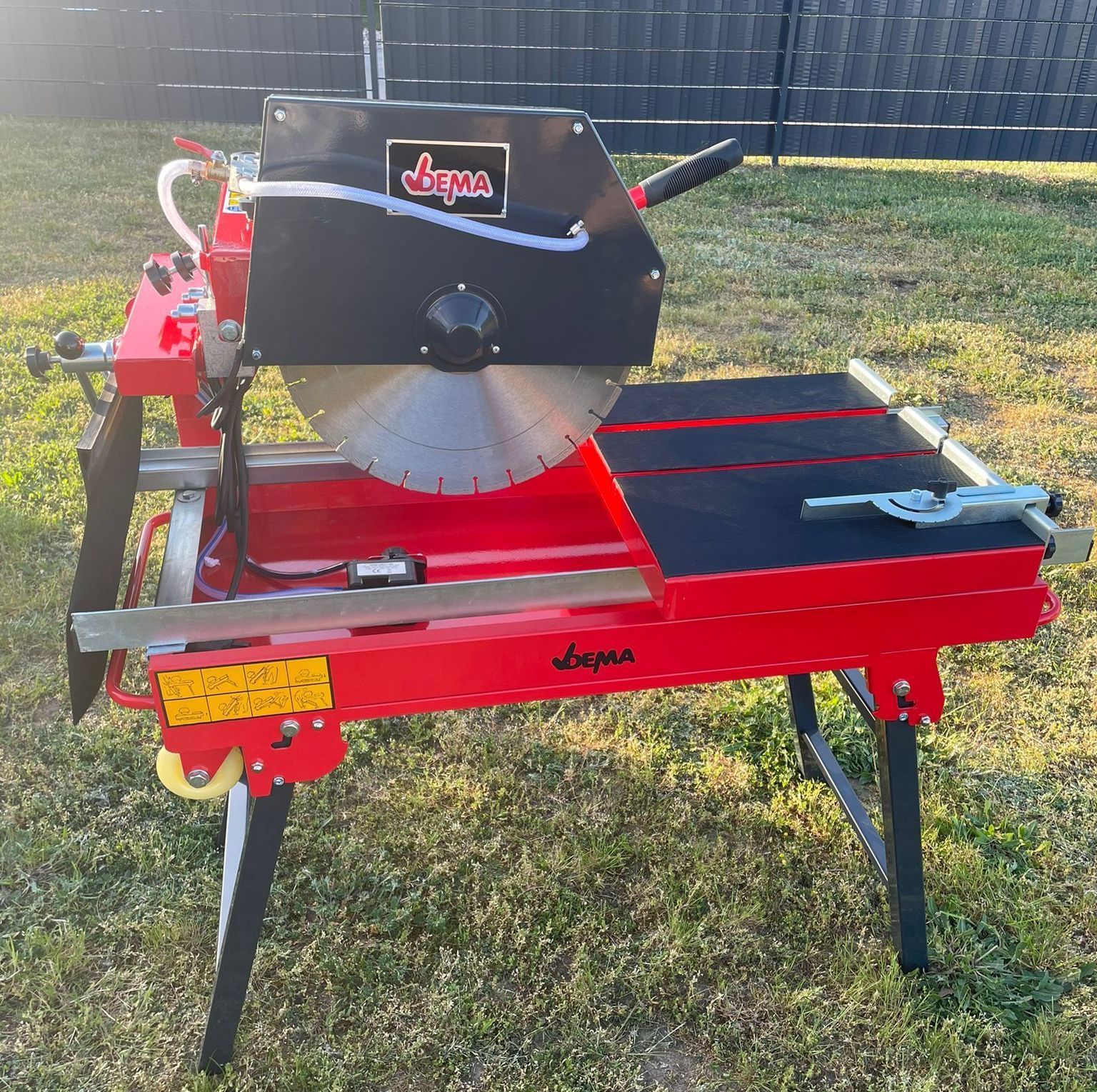 Bild einer roten DEMA DWB400 Fliesen- und Steinsäge