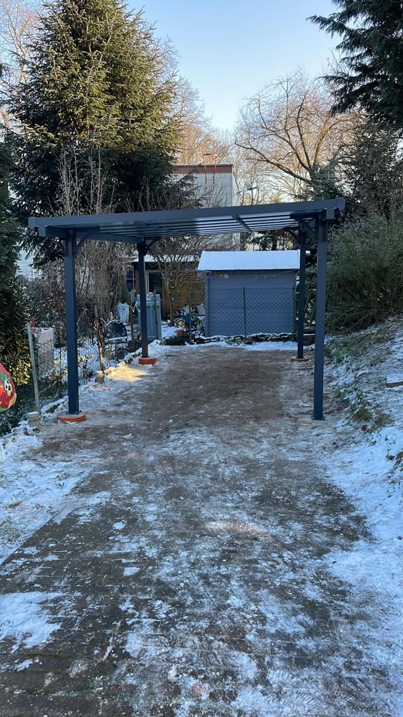 Referenzbild: Carport aus schwarzem Metall