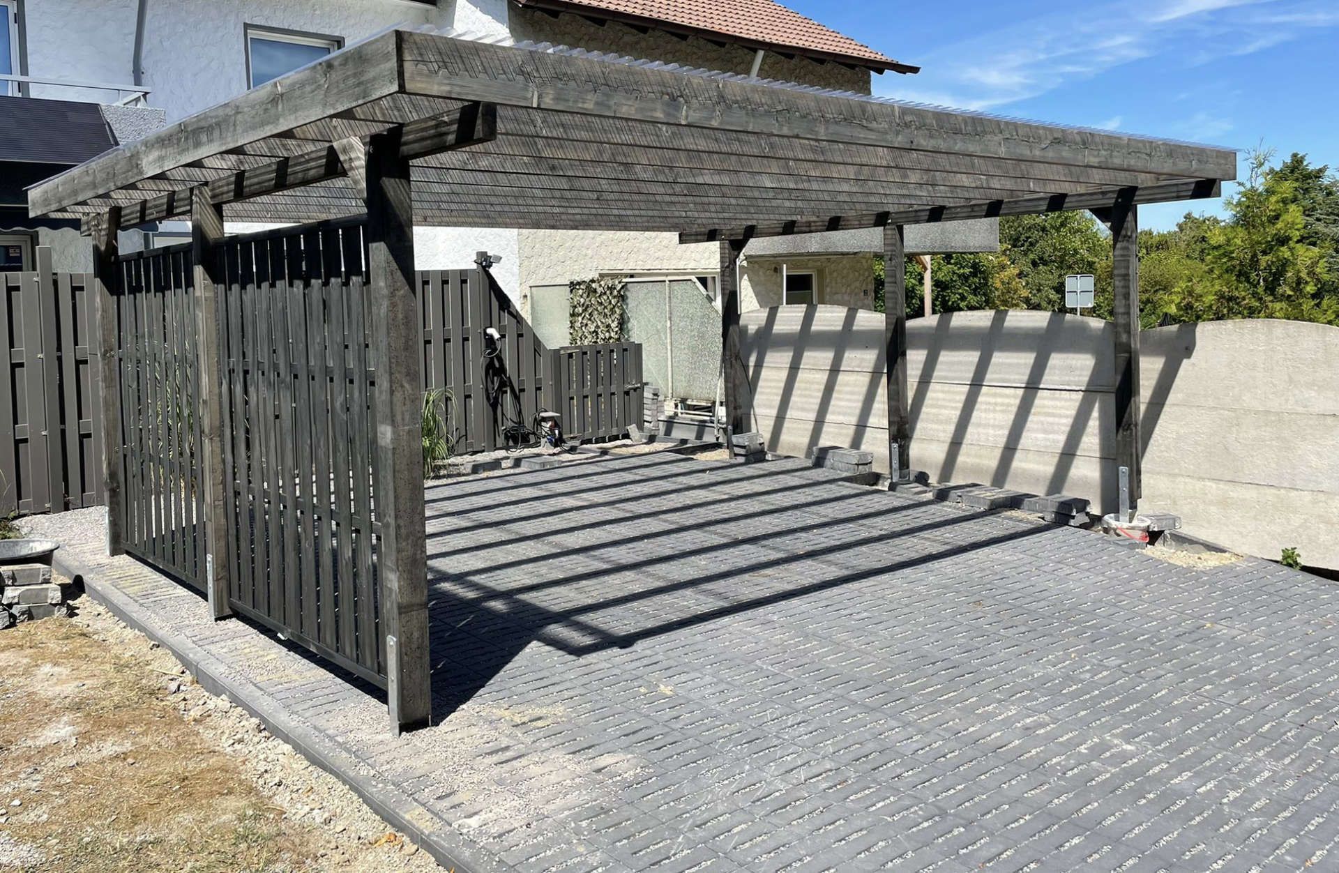 Referenzbild: Carport aus schwarz abgeflammten Holz