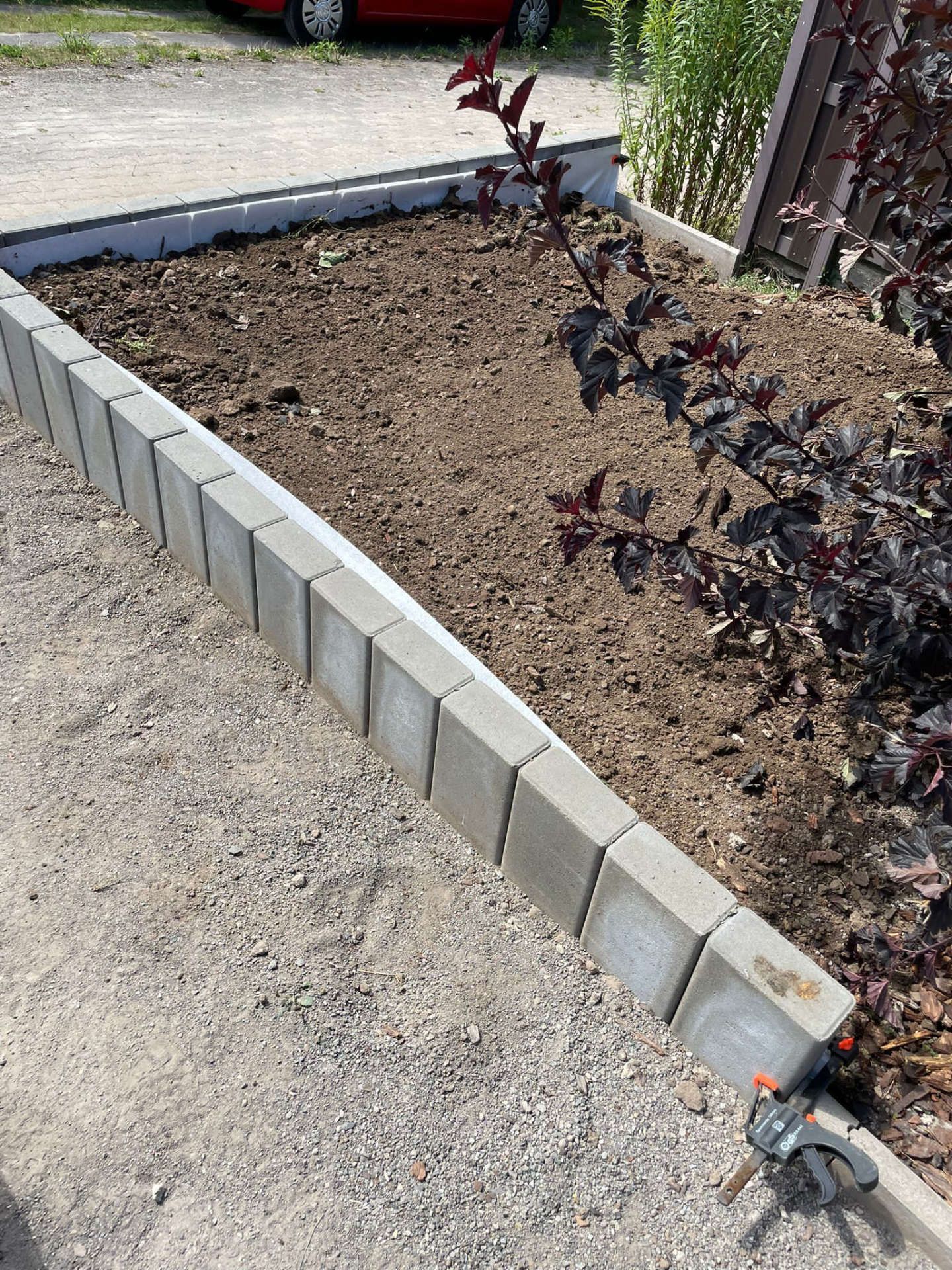 Referenzbild: Randsteine eines Beetes als Abtrennung zum Weg