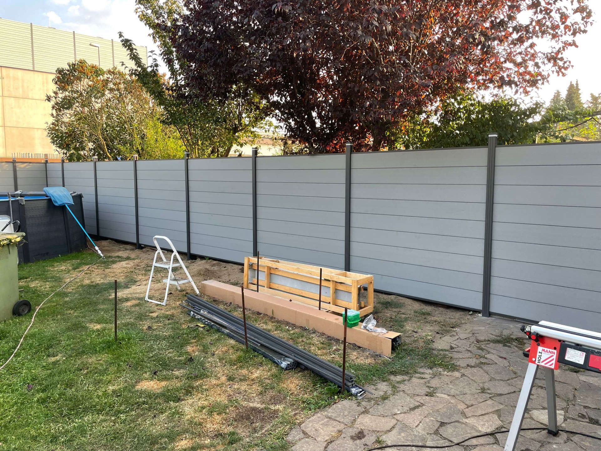 Referenzbild: Gartenzaun mit Sichtschutz aus grauen Plastiklamellen