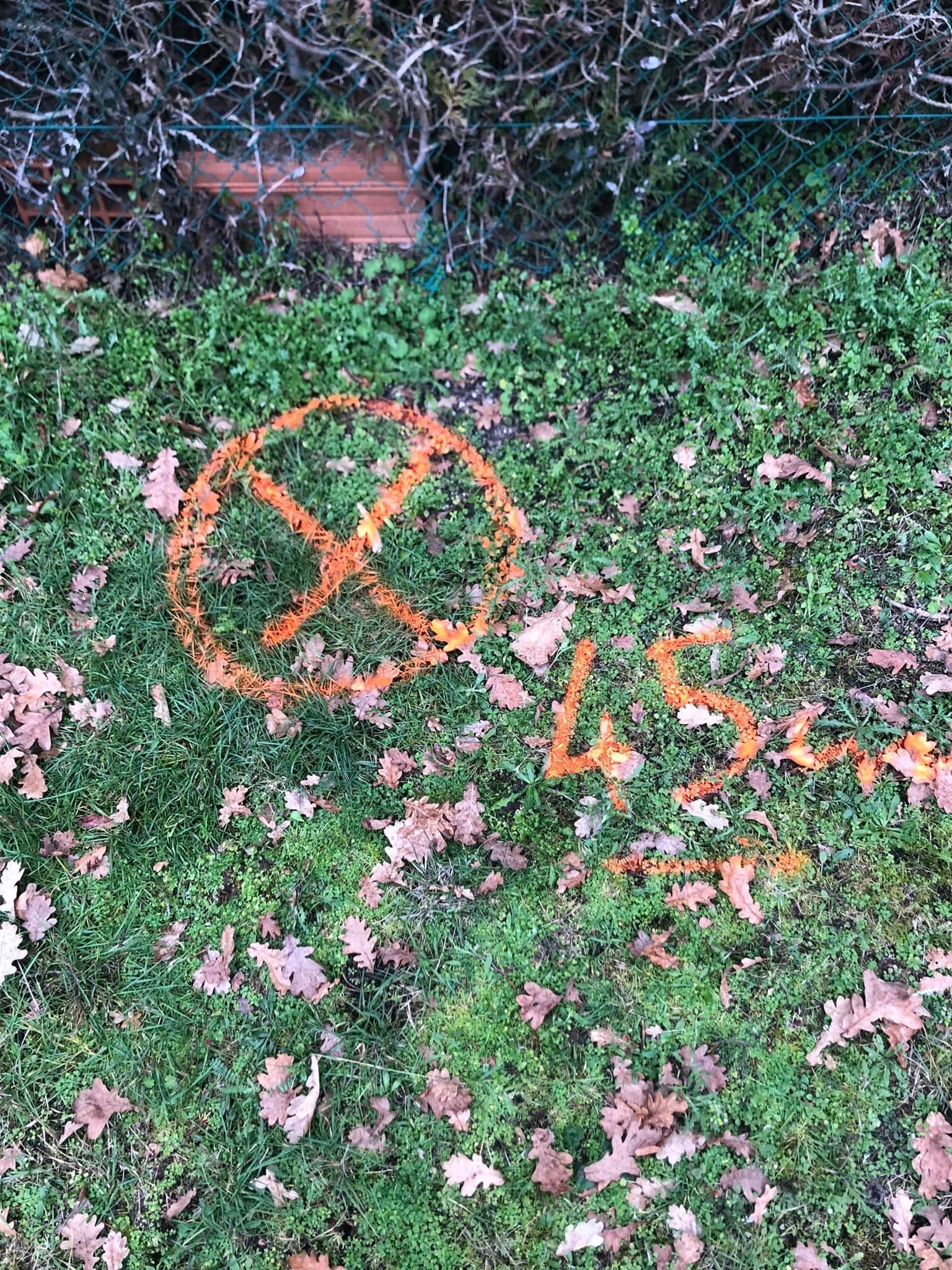 Croix rouge sur pelouse