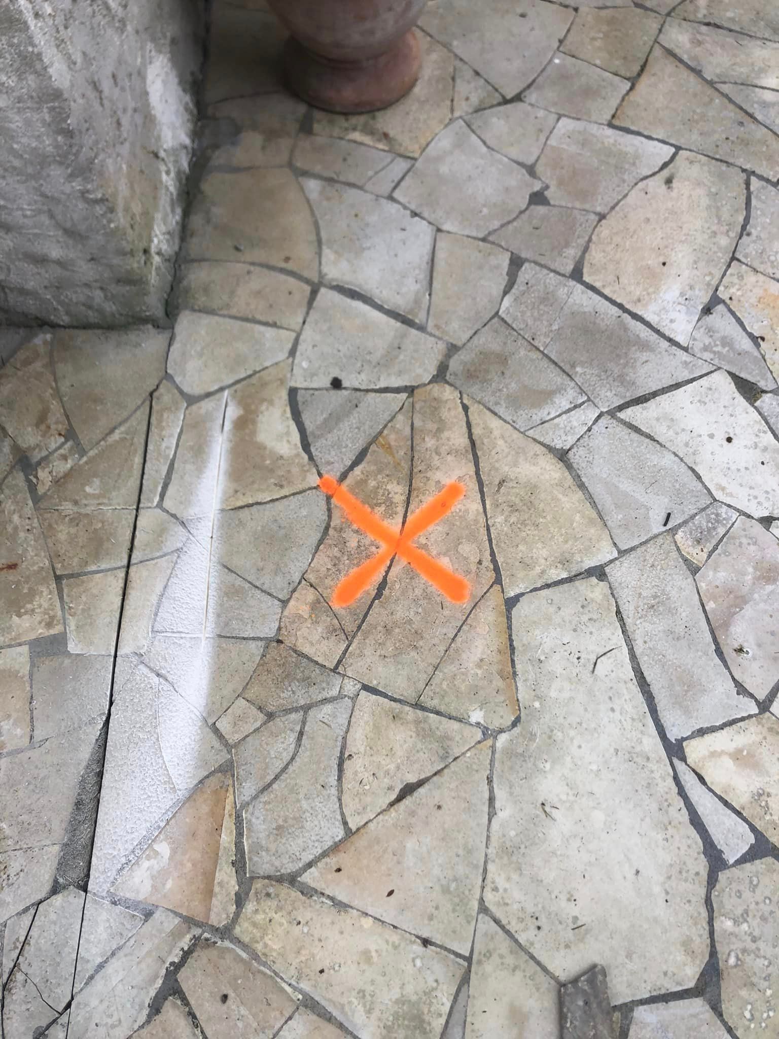 Croix orange sur terrasse