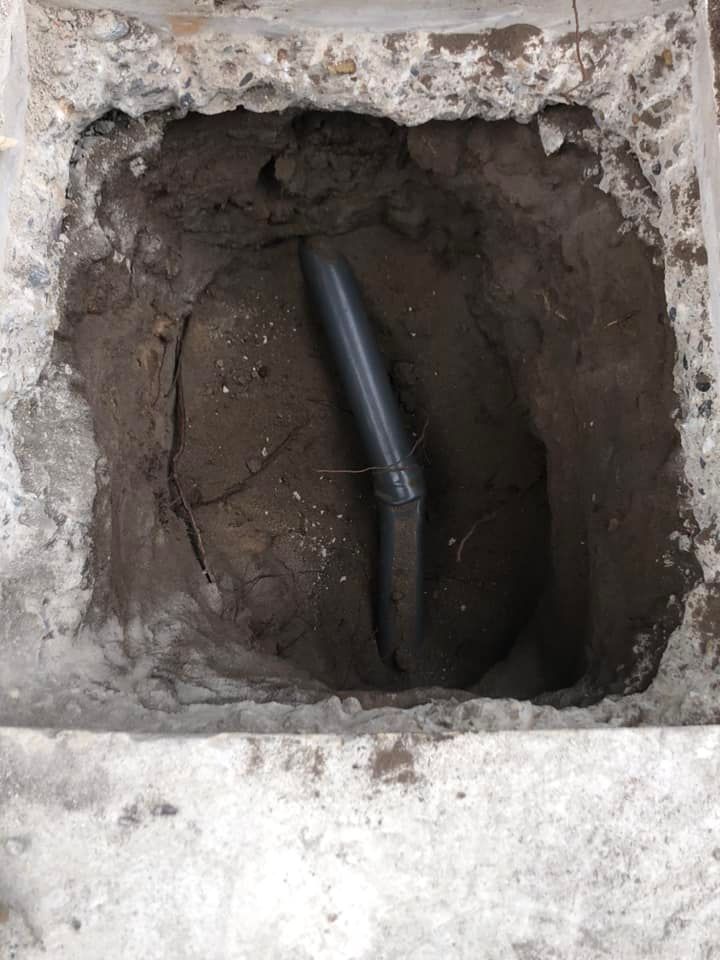 Trou dans du béton avec tuyau noir