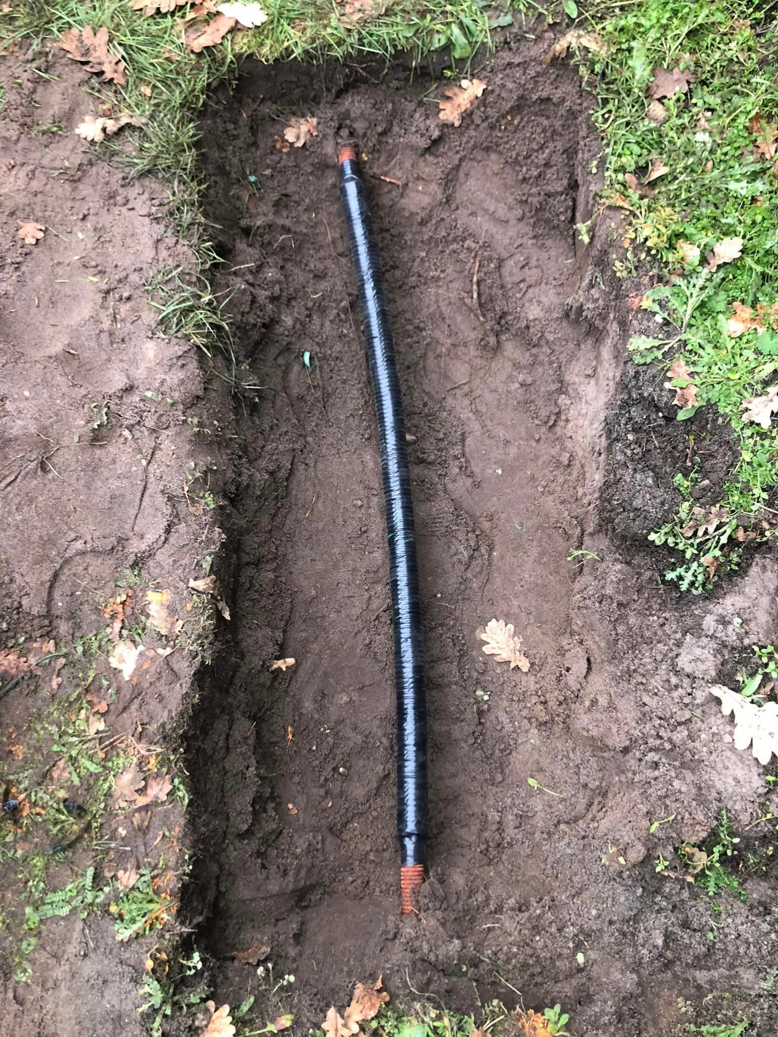 Tranchée avec fil noir