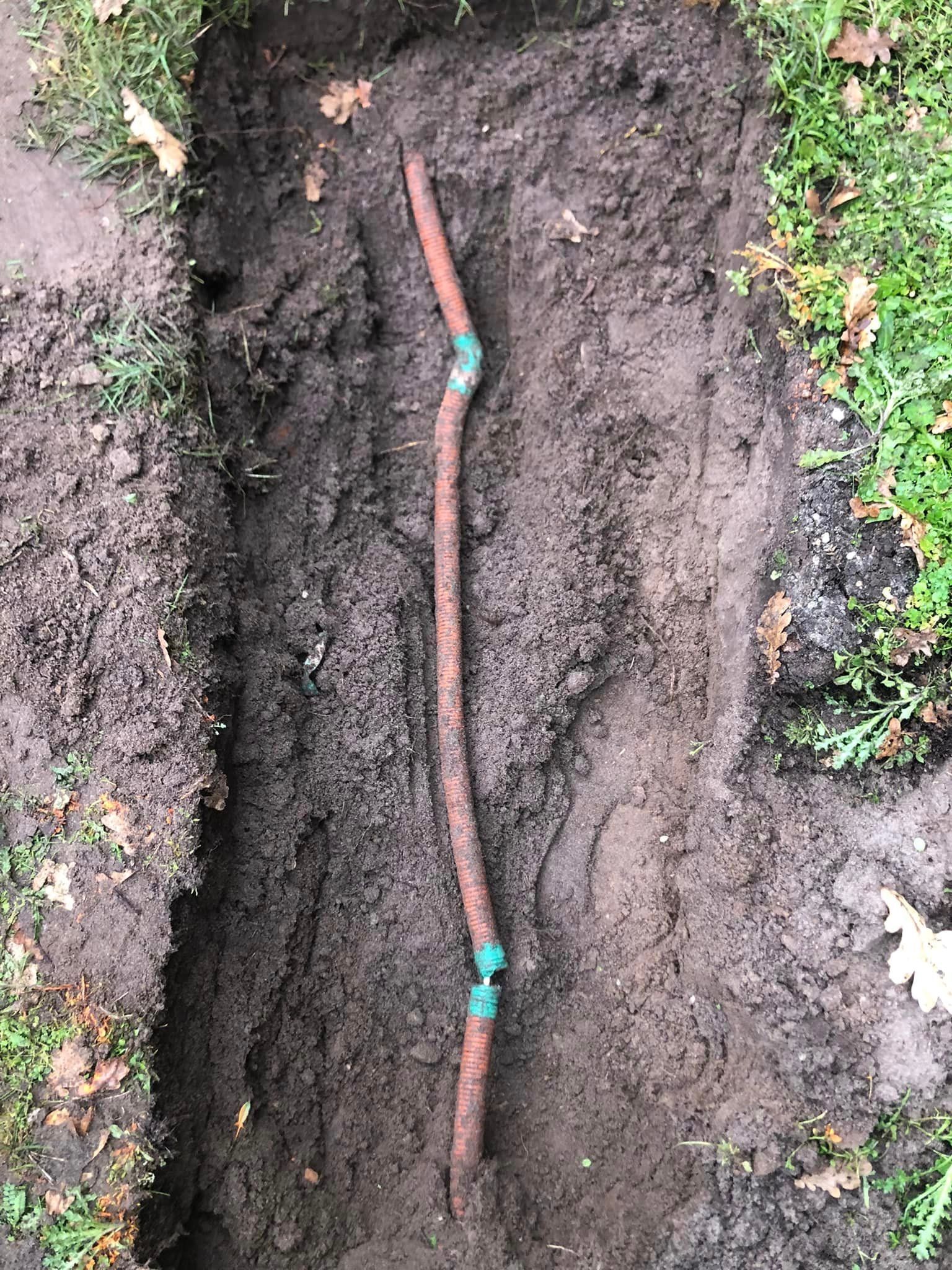 Tranchée avec tuyau endommagé