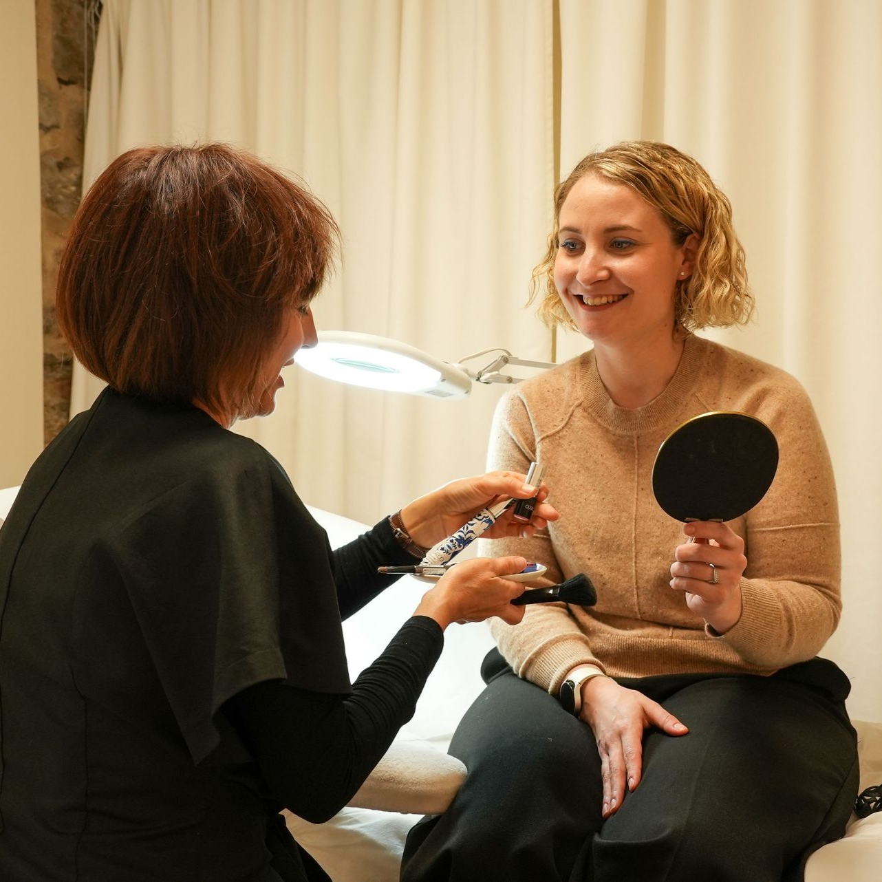 Échange entre deux femmes lors d'un maquillage 