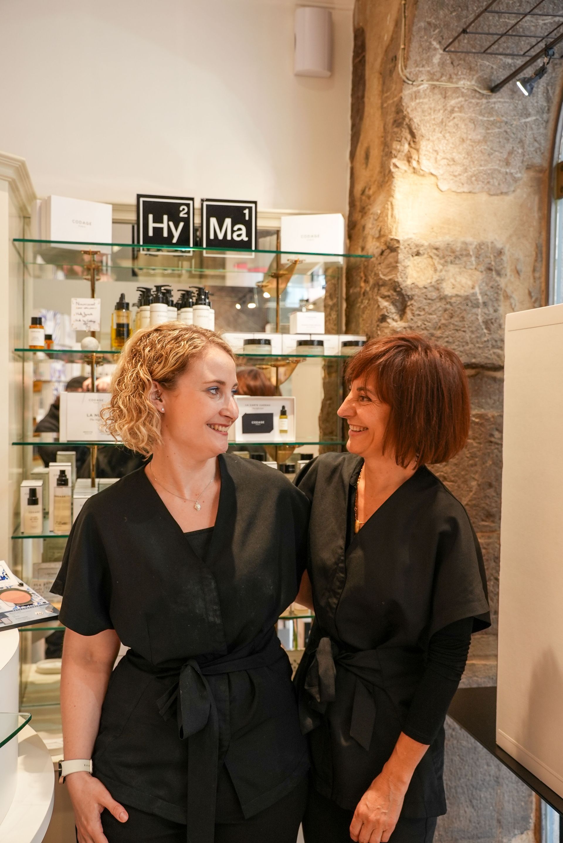 Deux femmes qui sourient 