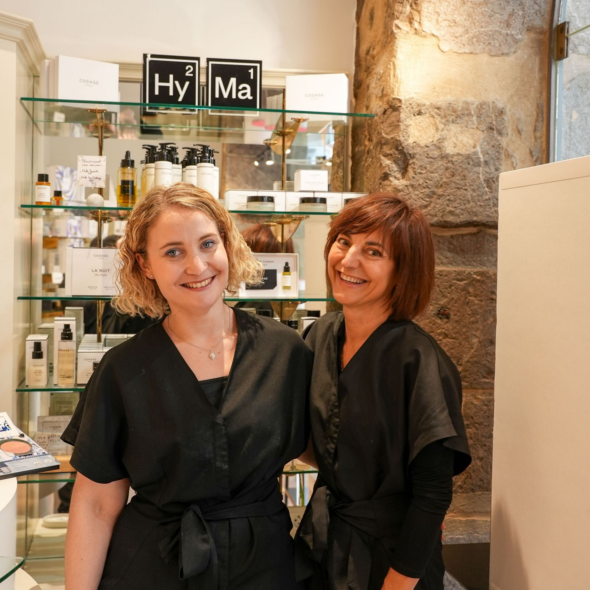 Trois femmes qui sourient 