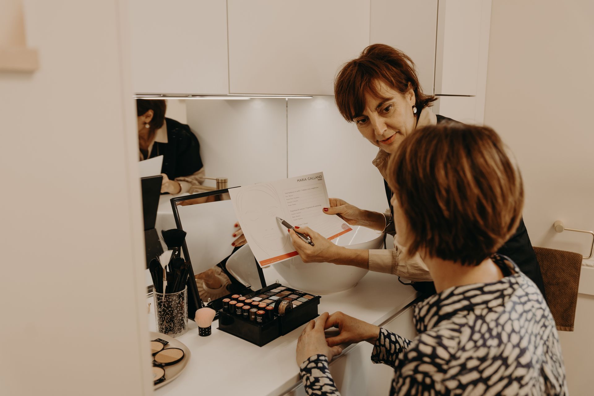 Échange entre deux femmes lors d'un maquillage 
