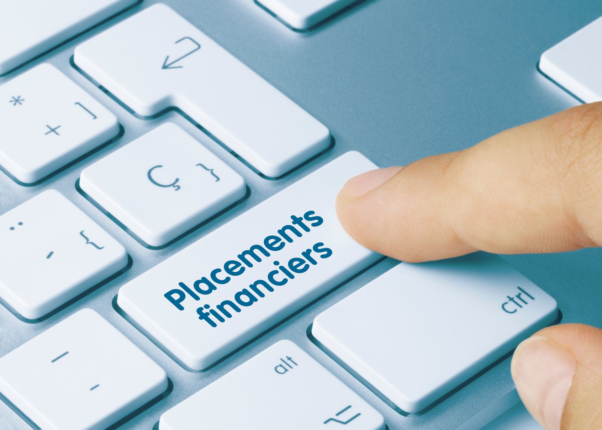 Un doigt sur la touche d'un clavier pour le placement financier